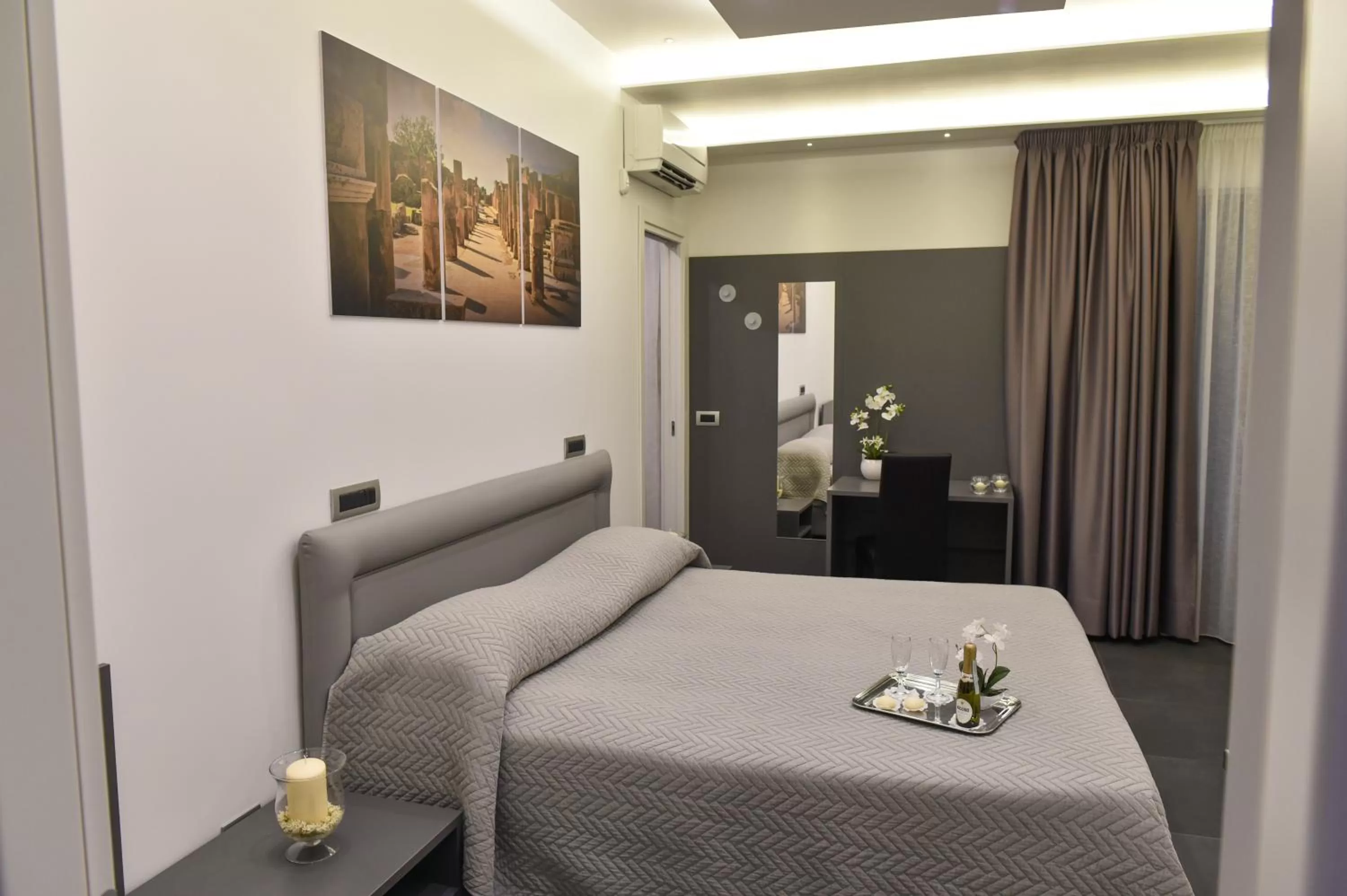 Bed in Pompei Inn Ruins B&B Luxury Suite