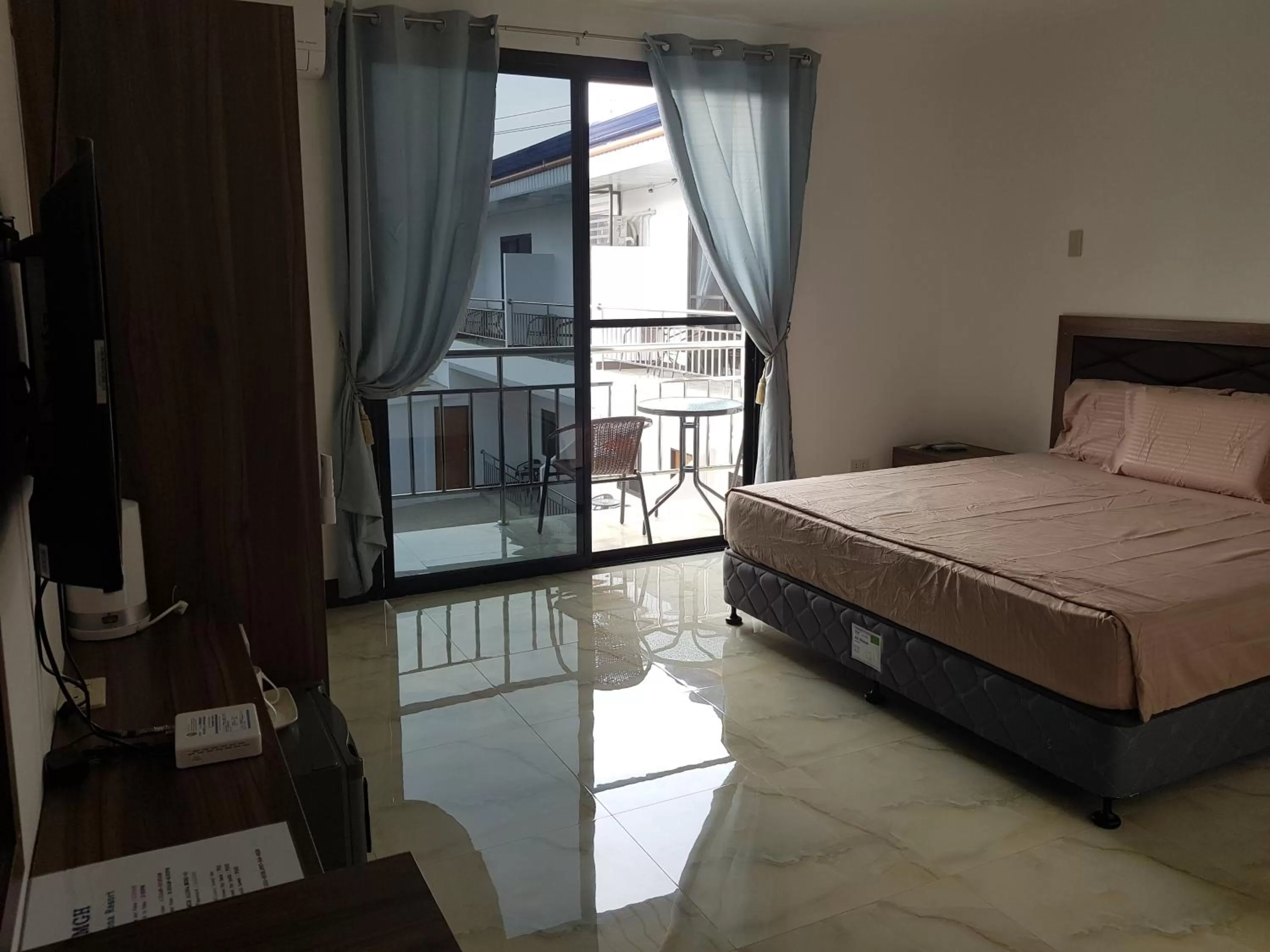 Balcony/Terrace, Bed in MGH Alona Resort