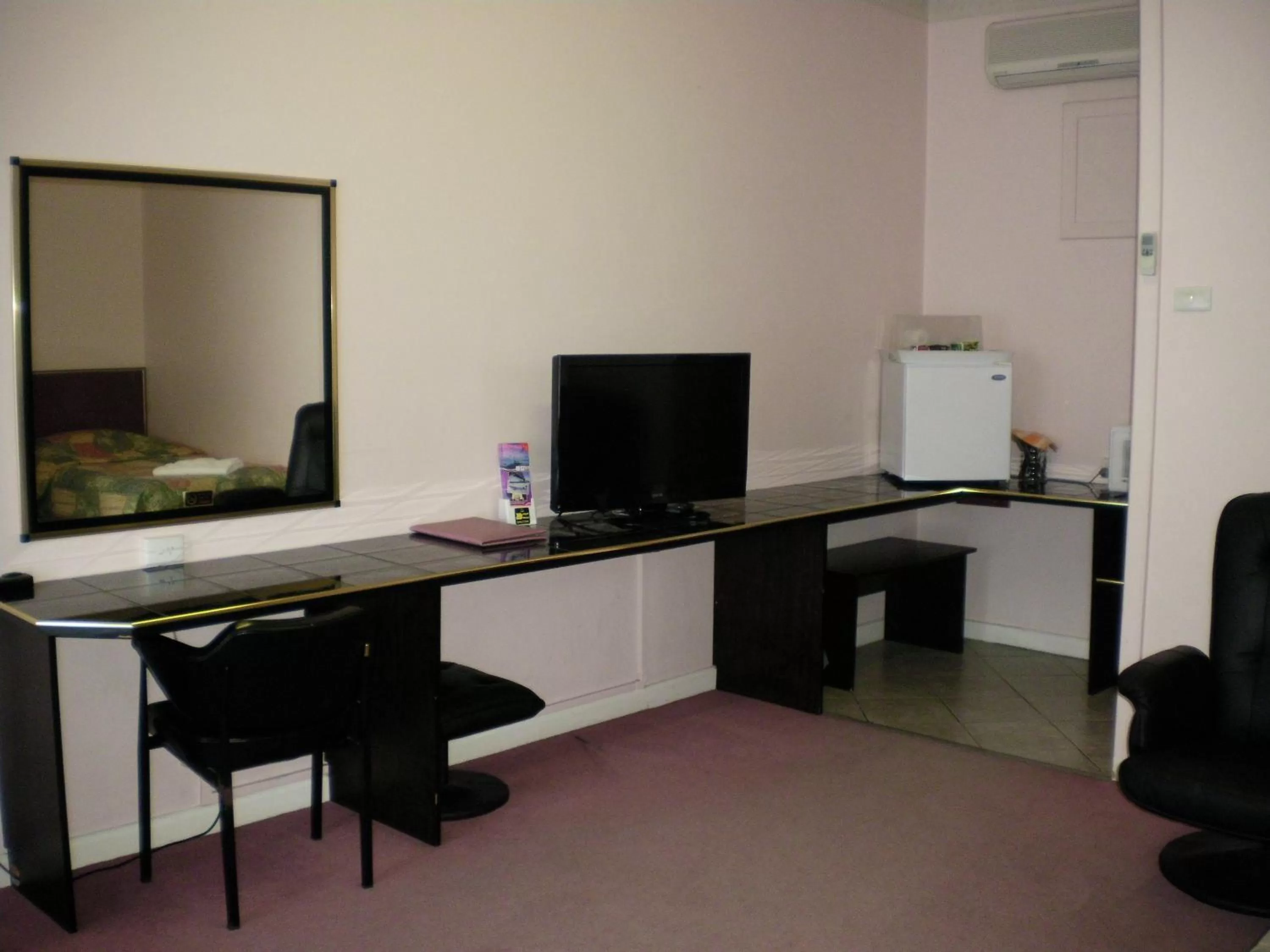 Kitchen or kitchenette in Avalon Motel