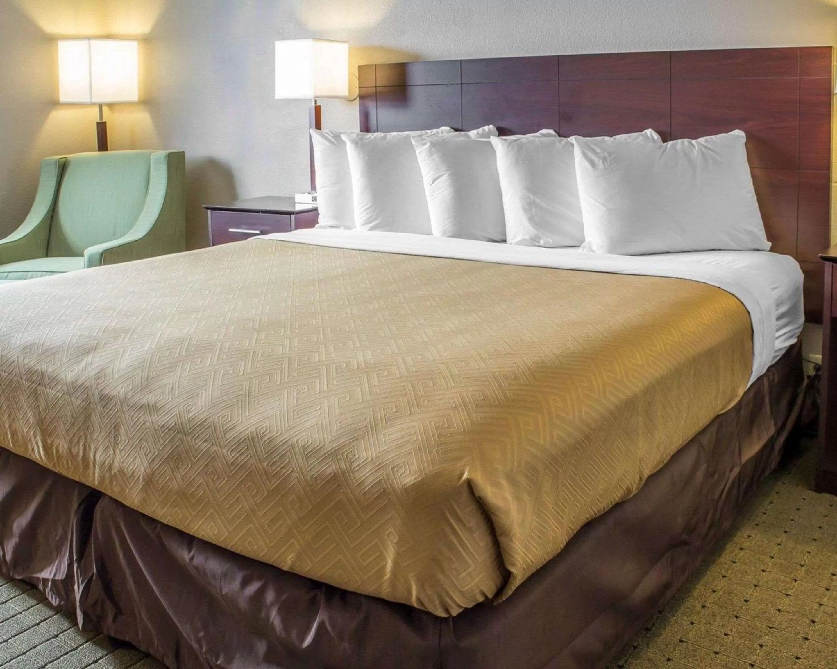 Photo of the whole room, Bed in Econo Lodge