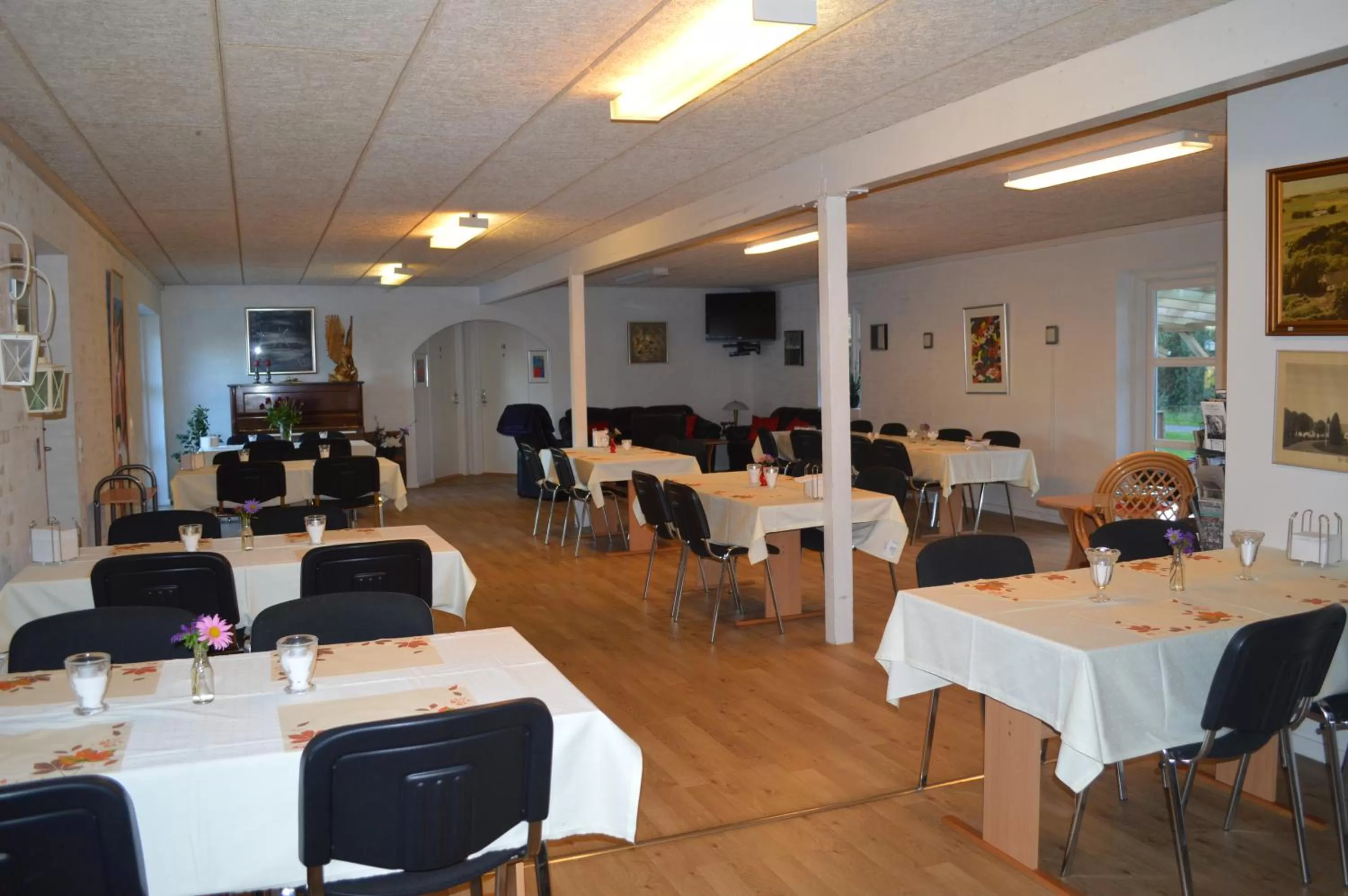 Banquet/Function facilities, Restaurant/Places to Eat in Give Bed & Breakfast