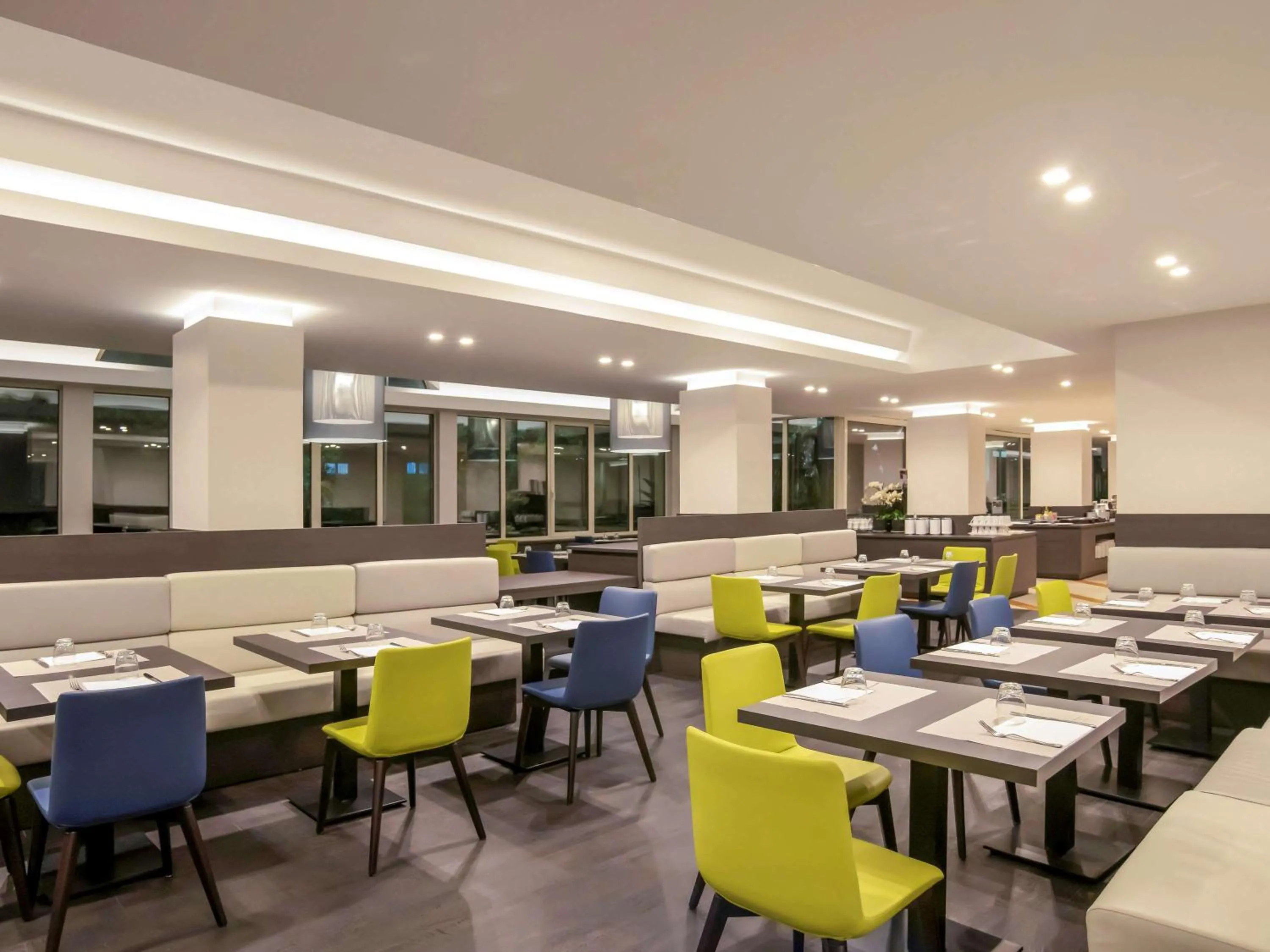 Restaurant/places to eat in Mercure Roma West