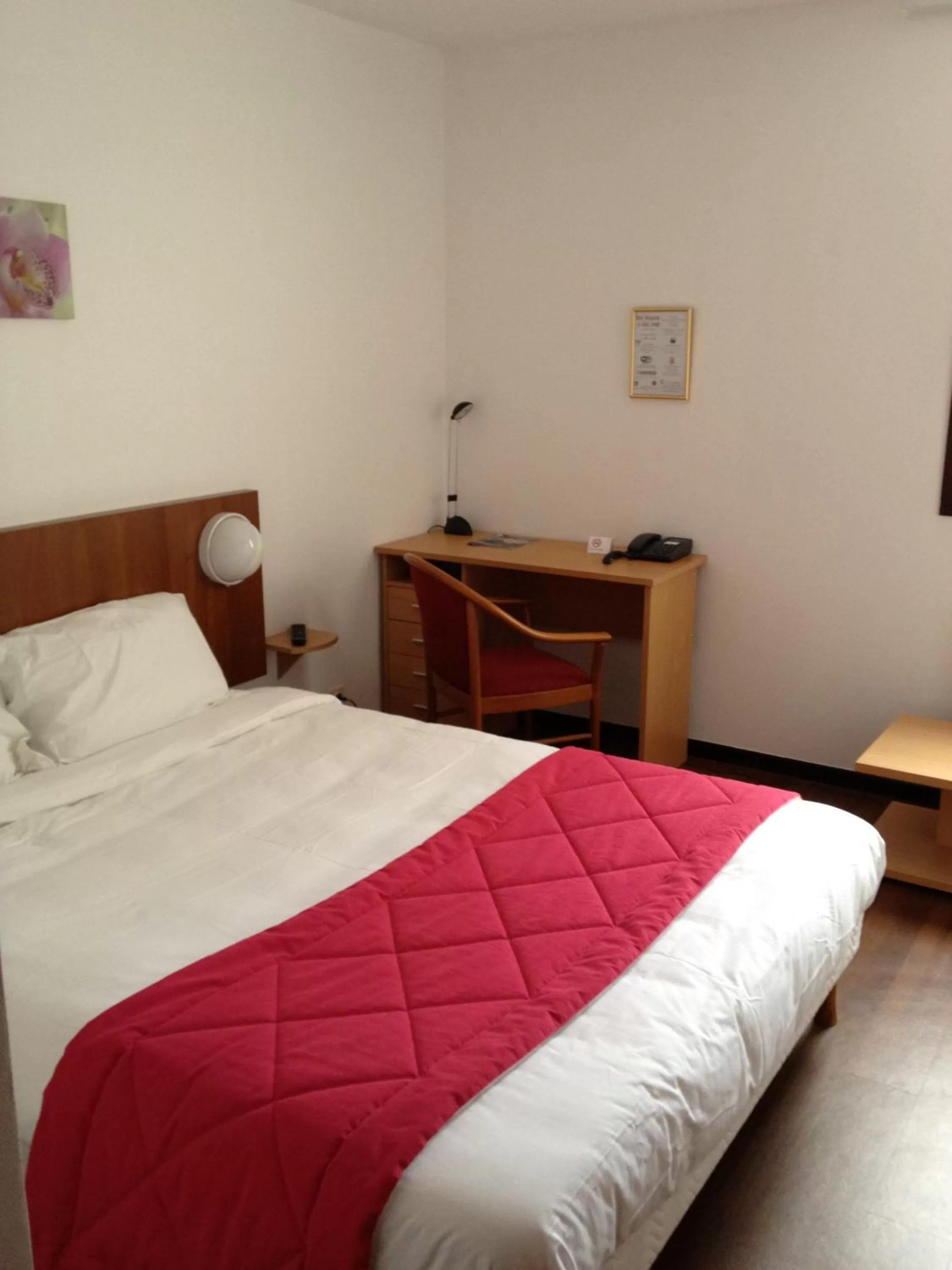 Photo of the whole room, Bed in Hôtel Le Saint Joseph