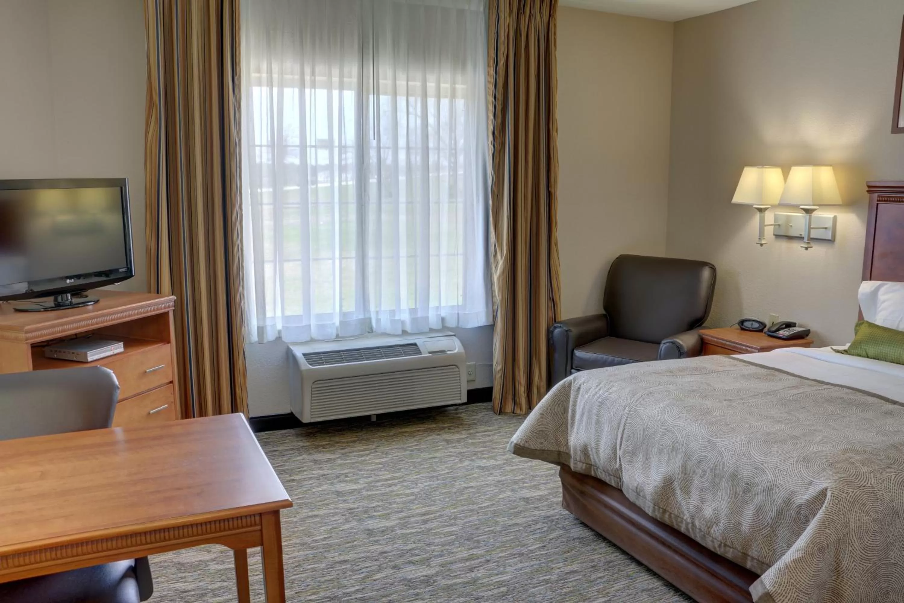 Photo of the whole room, Bed in Candlewood Suites Texarkana by IHG