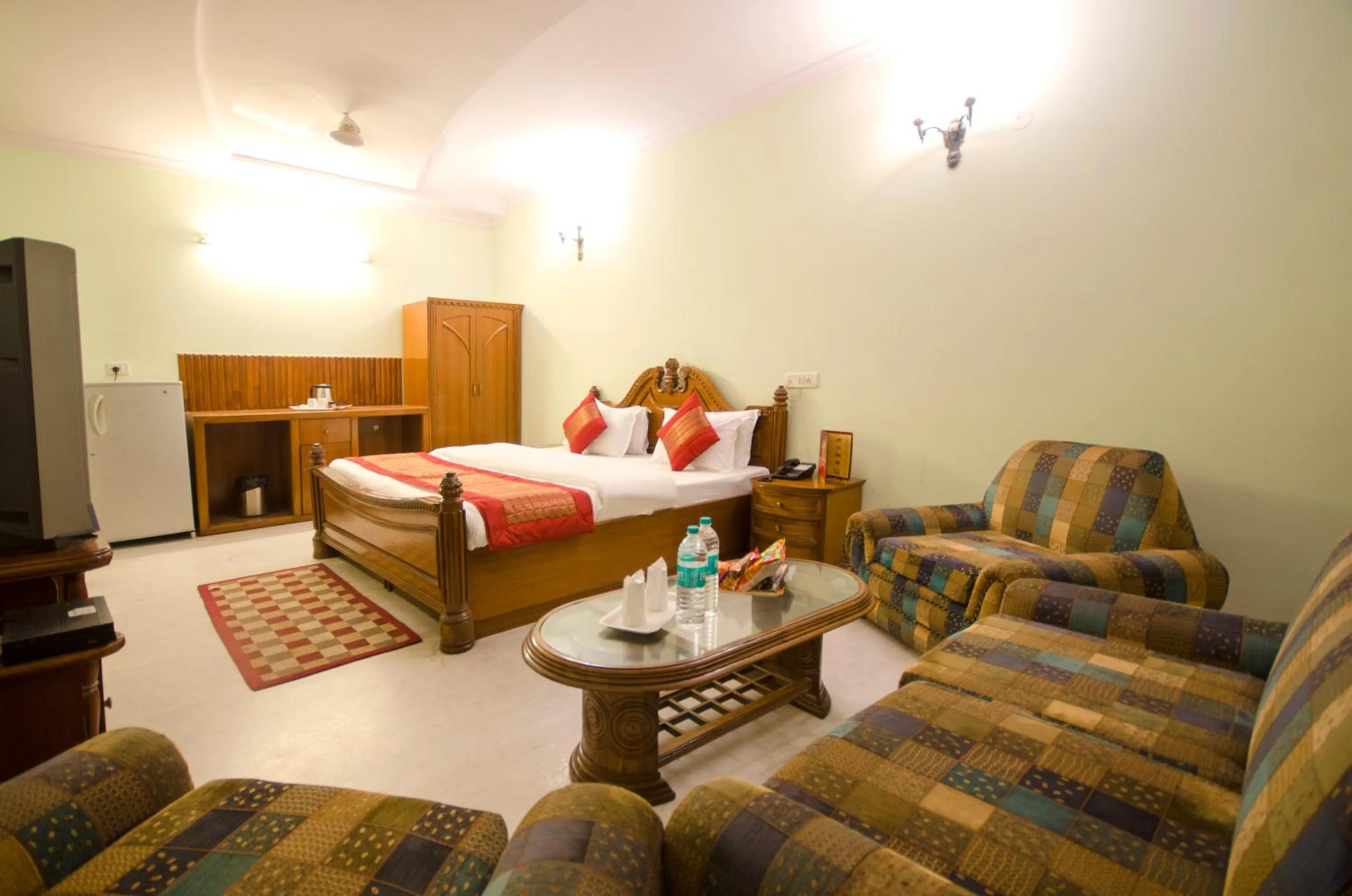 Living room, Bed in Hotel Pablas International, New Delhi, Near Metro