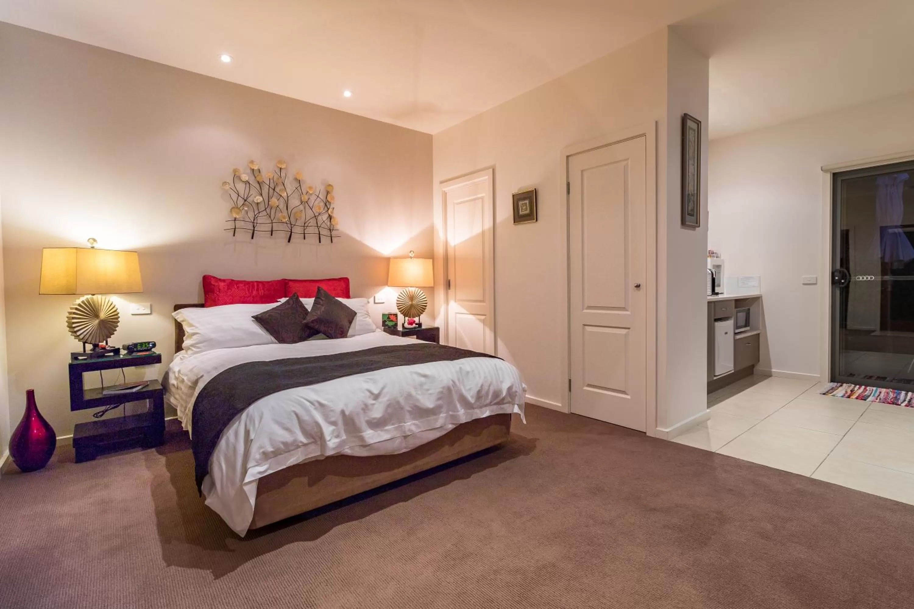 Bedroom, Bed in Balconies Dolphincove