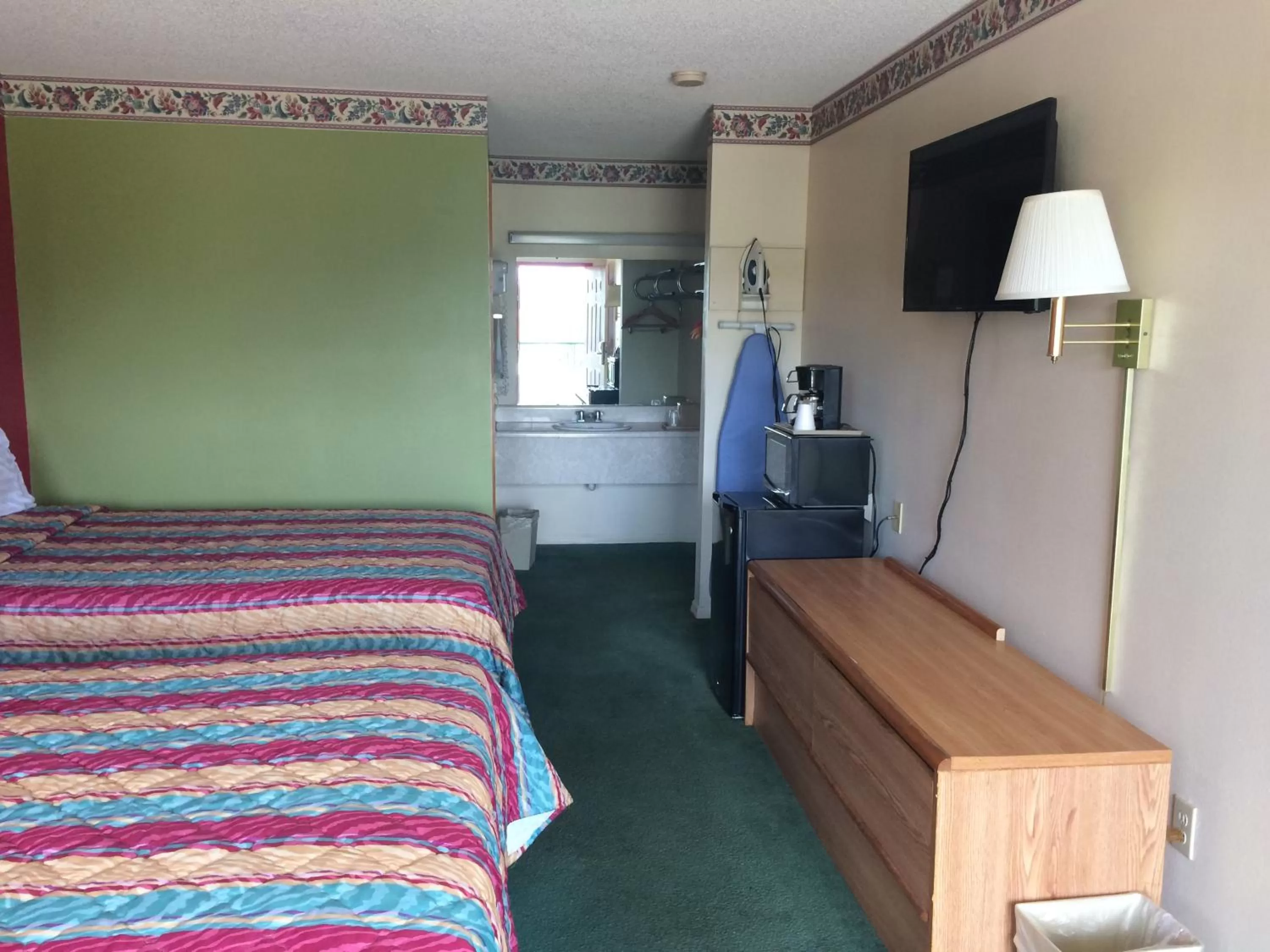 TV and multimedia, Bed in Western Motel - Camilla