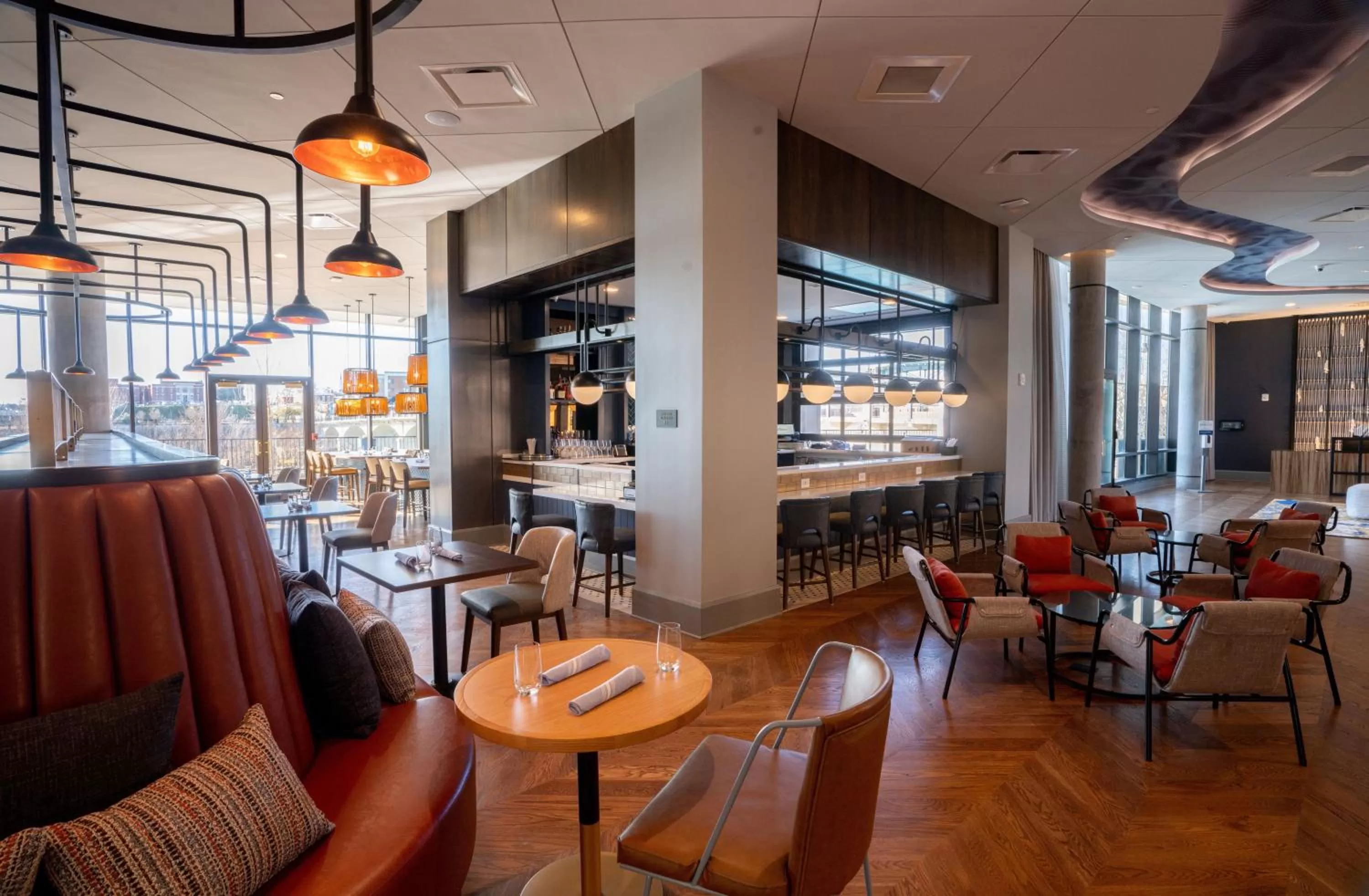 Lounge or bar in Hotel Indigo - Columbus at Riverfront Place by IHG