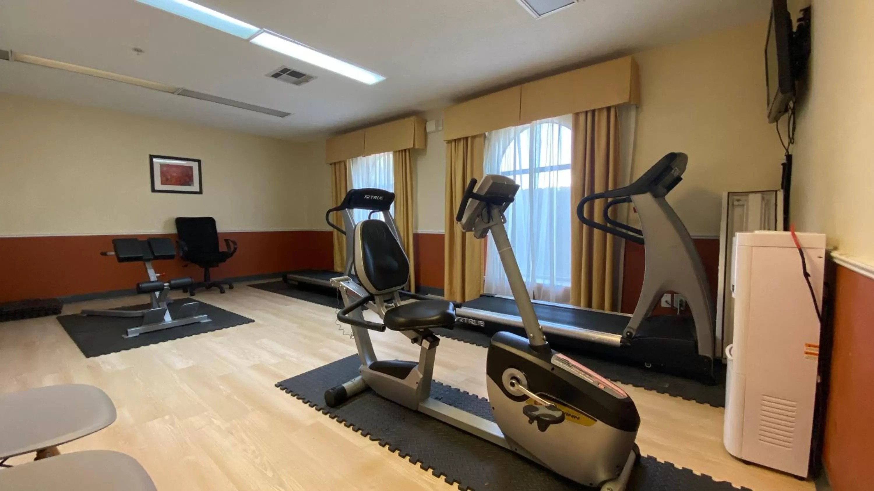 Fitness centre/facilities in Days Inn & Suites by Wyndham Winnie