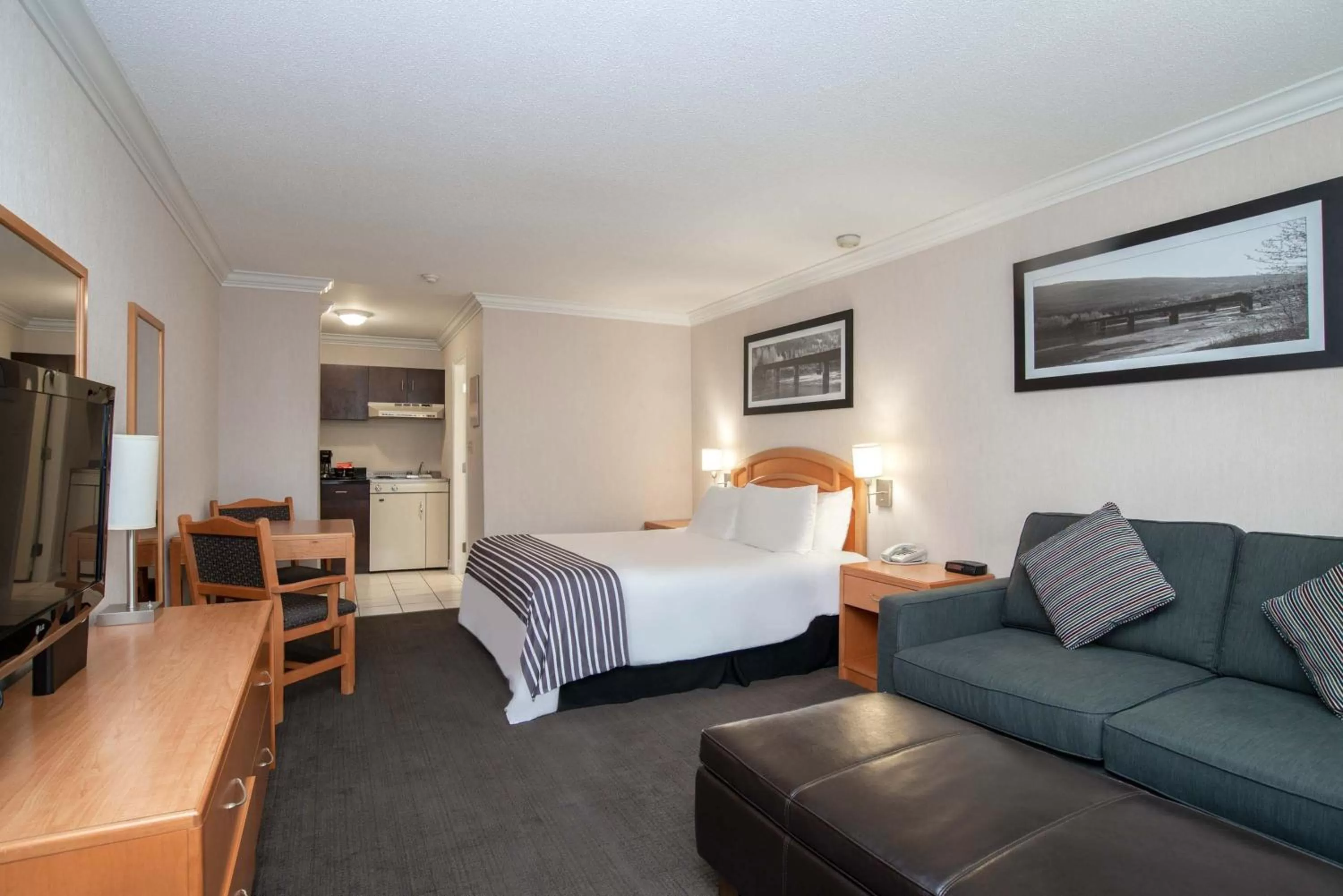 Photo of the whole room, Bed in Sandman Hotel Revelstoke