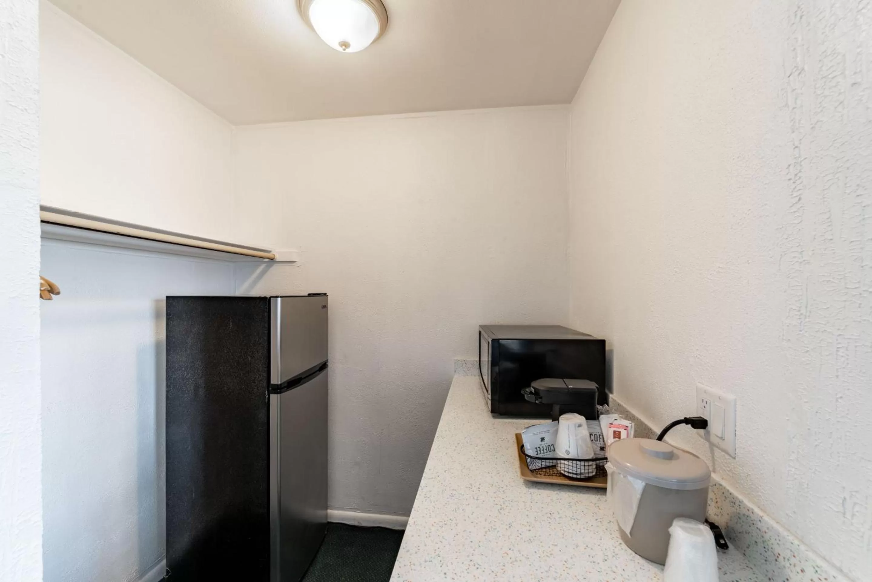 Coffee/tea facilities in Captain's Table Hotel by Everglades Adventures