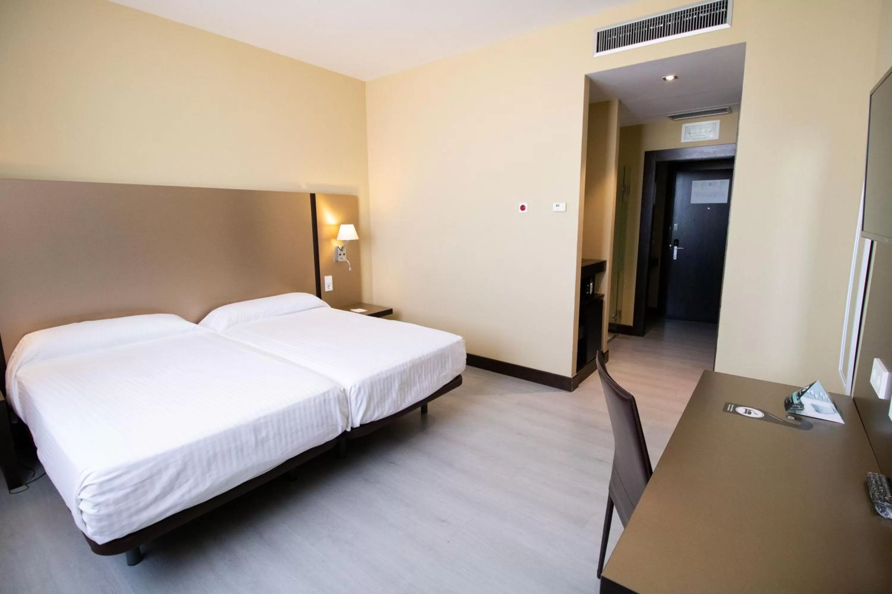 Photo of the whole room, Bed in Alda Route 42