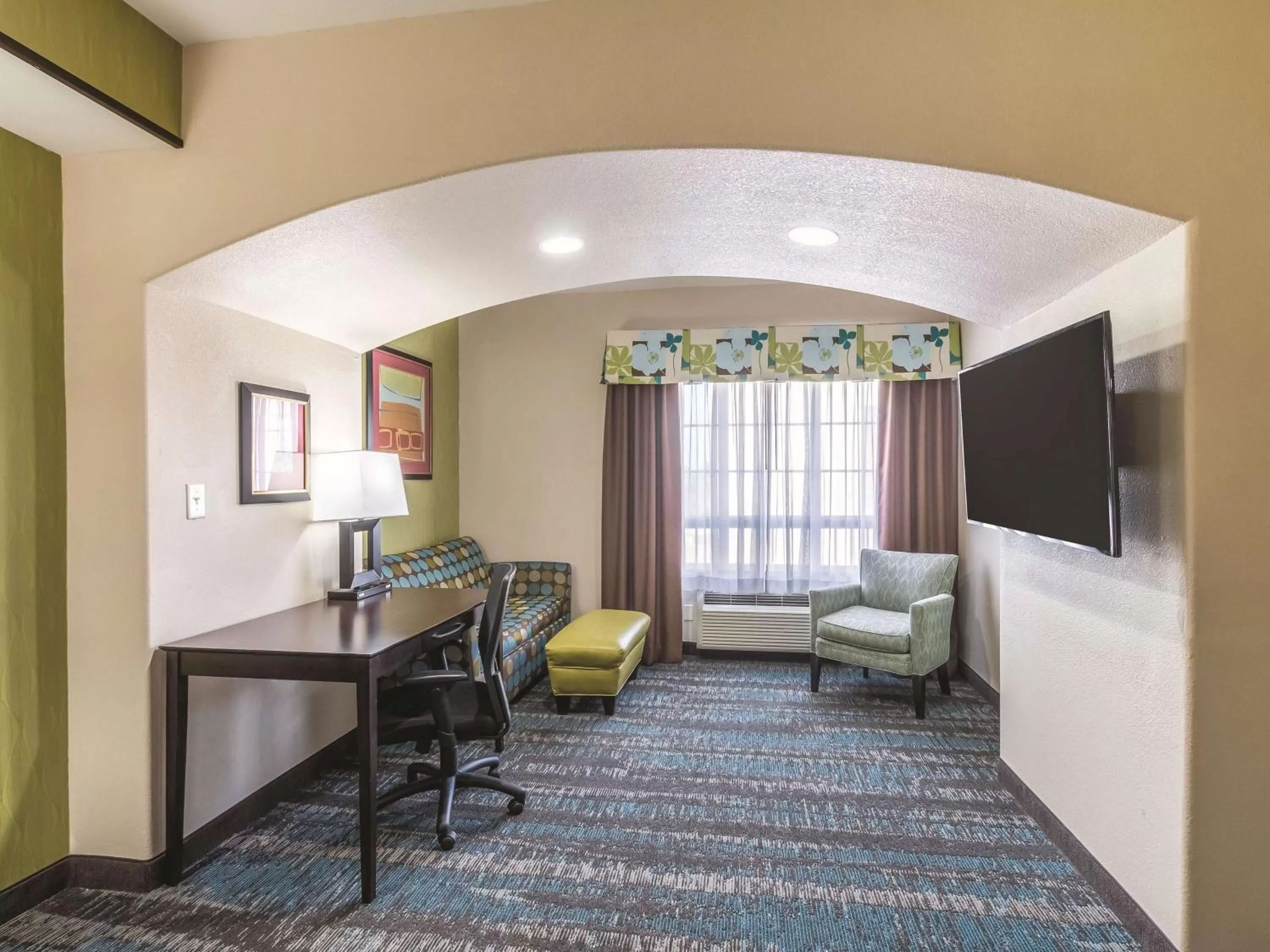 Photo of the whole room, Bed in La Quinta by Wyndham Dallas Grand Prairie South