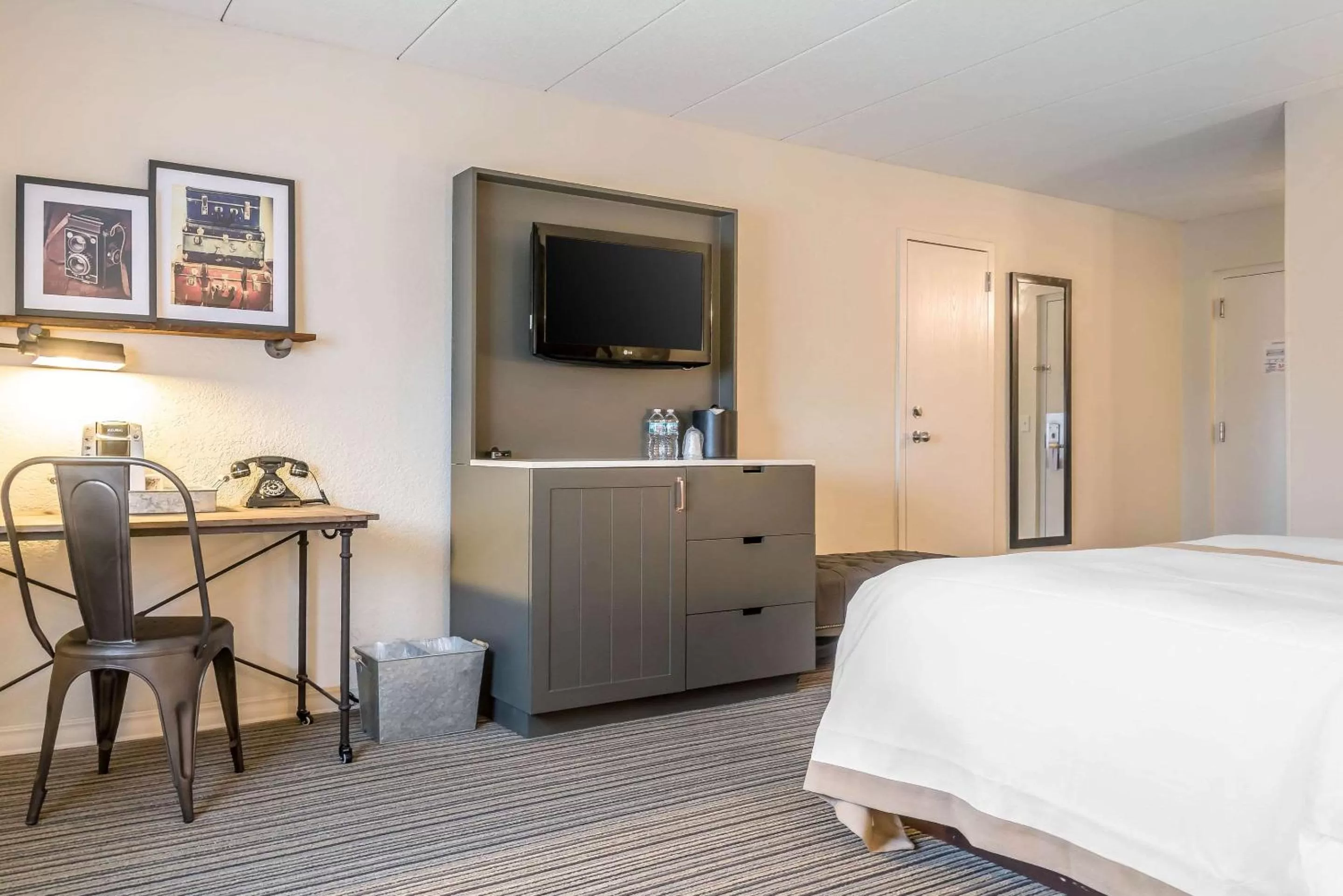 Photo of the whole room, Bed in enVision Hotel Saint Paul South