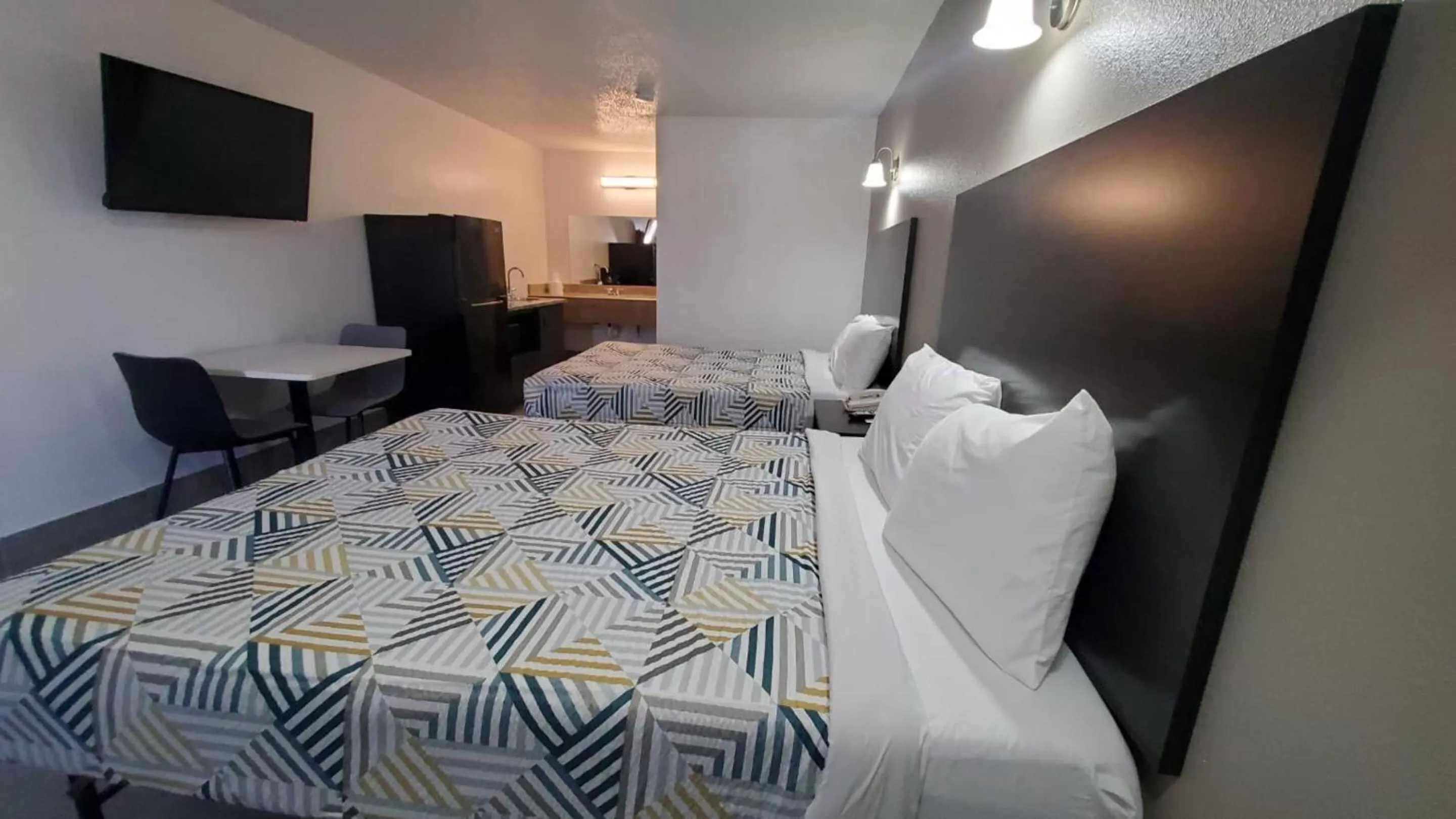 Bed in Studio 6 Branson West MO Silver Dollar City