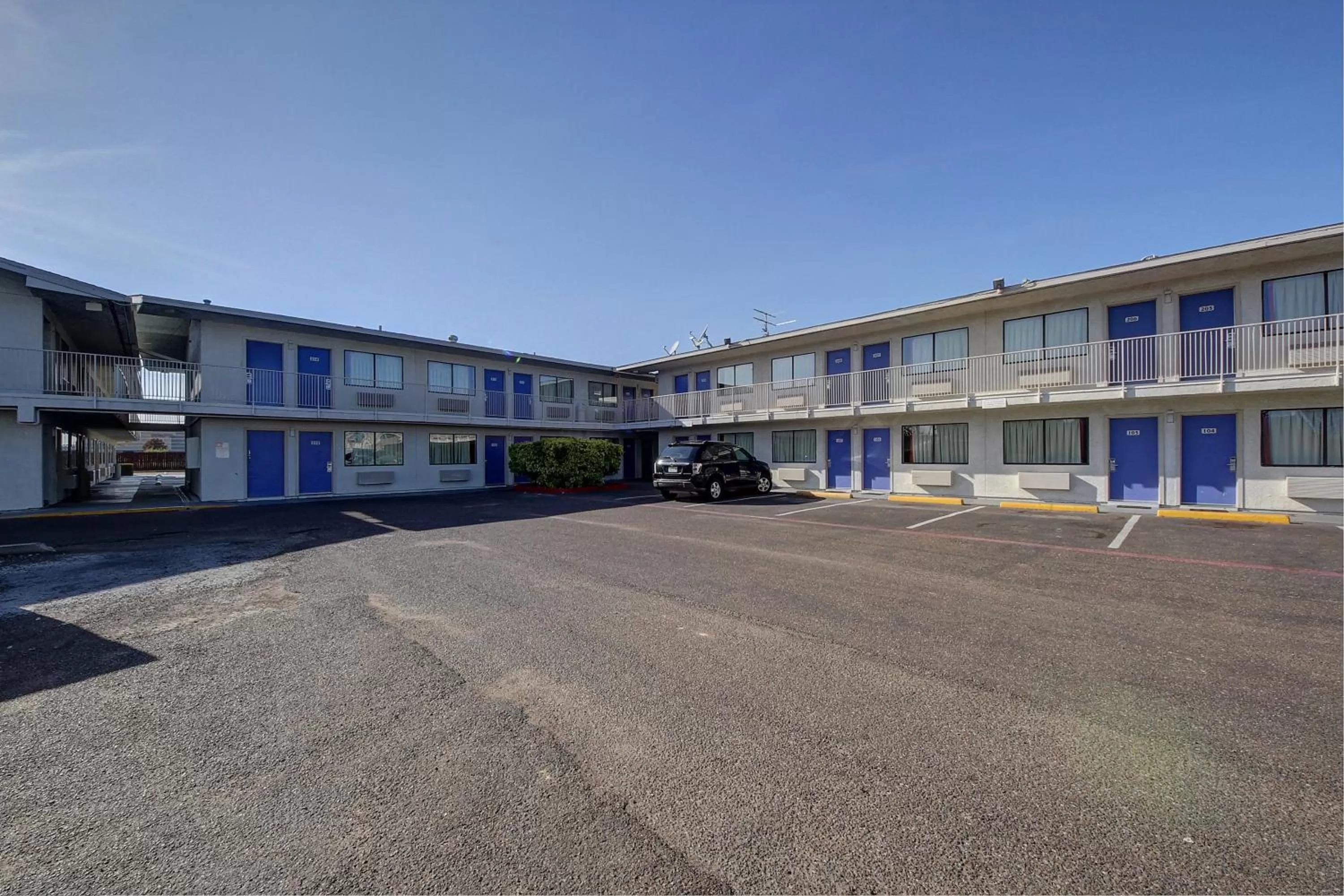 Property building in Motel 6-Laredo, TX - South