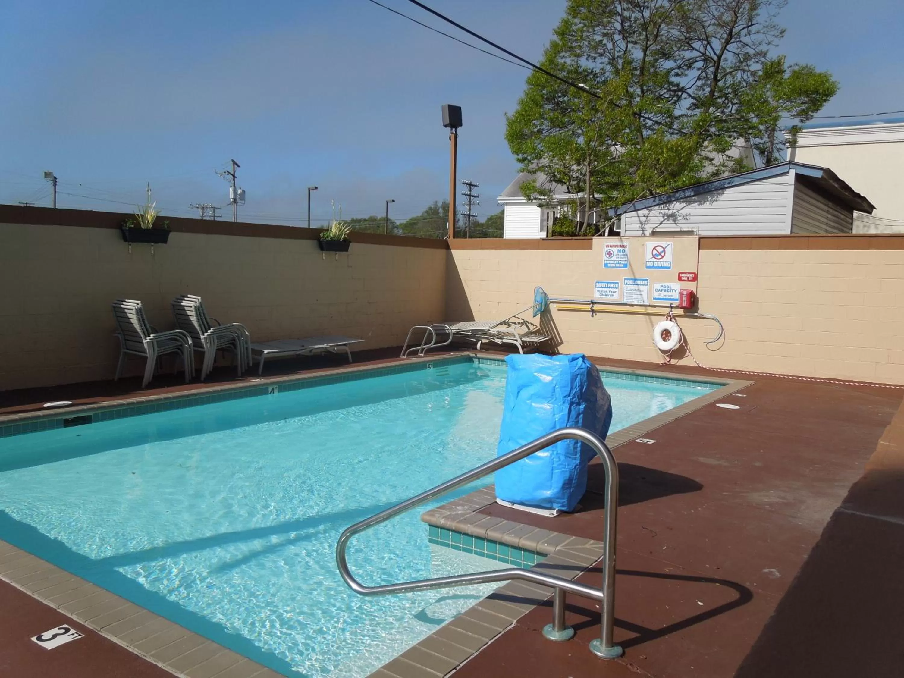 Swimming pool in Sundial Inn