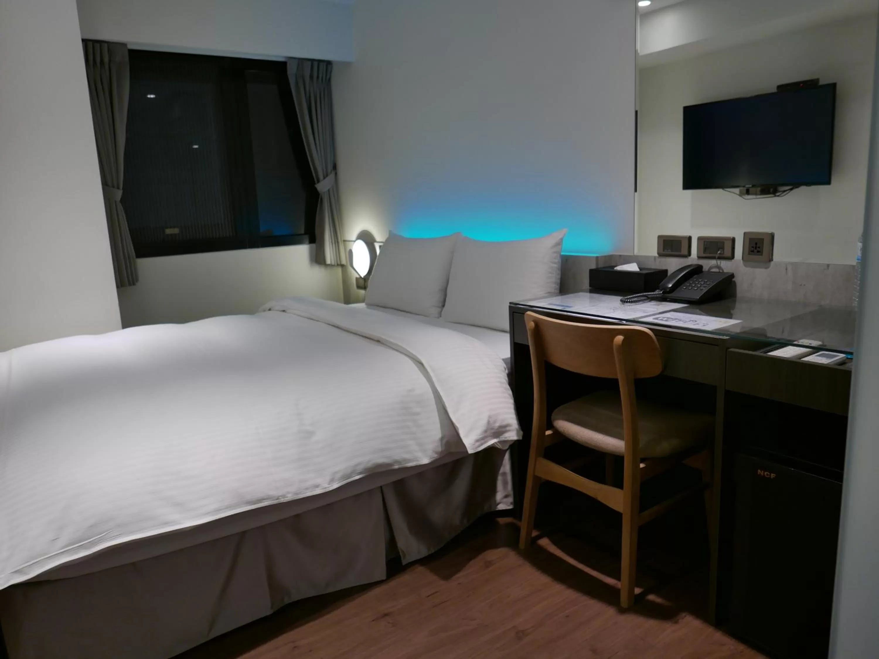 Photo of the whole room, Bed in 泊居旅店二館 Oursinn Hotel 2