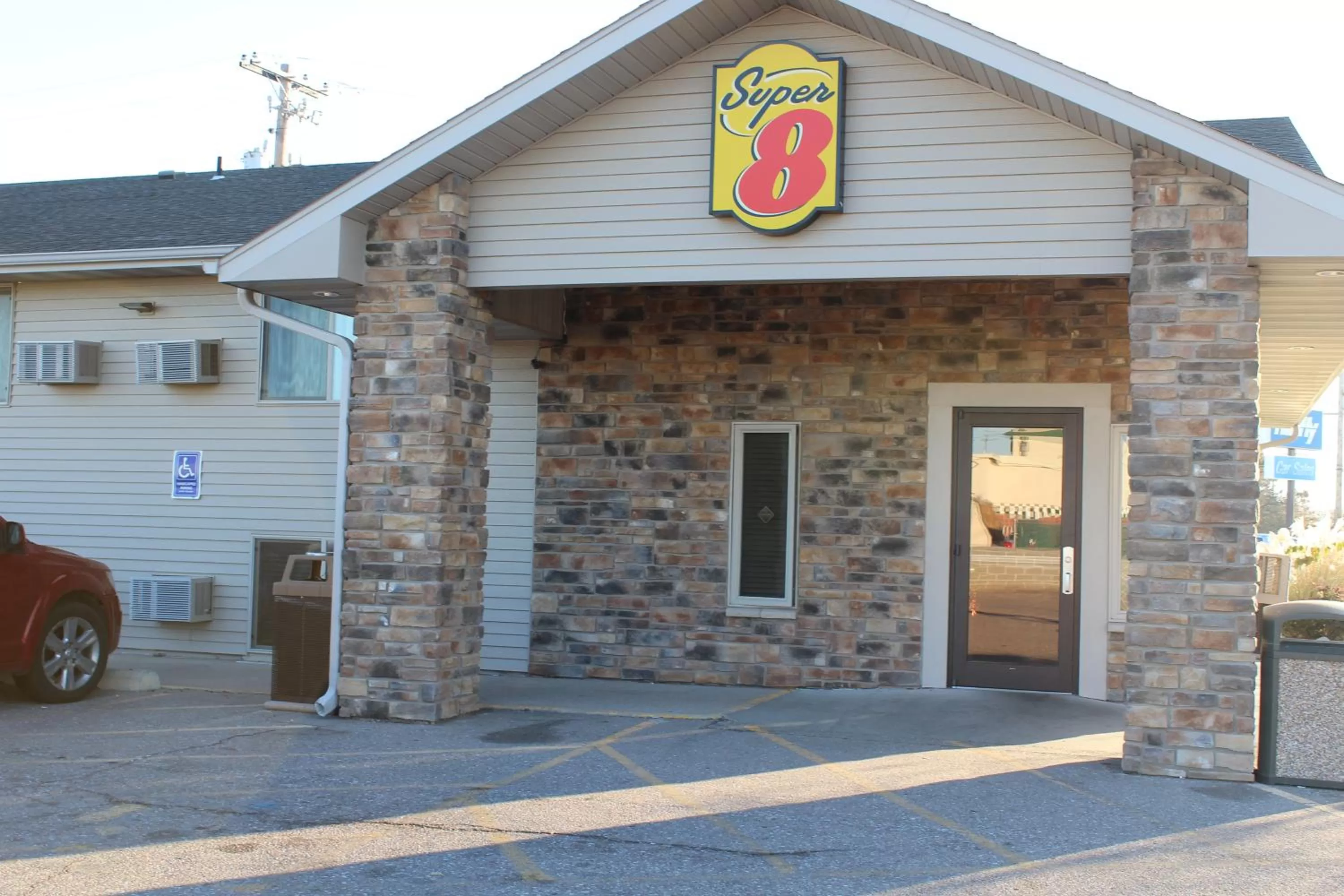 Facade/entrance in Super 8 by Wyndham Kearney