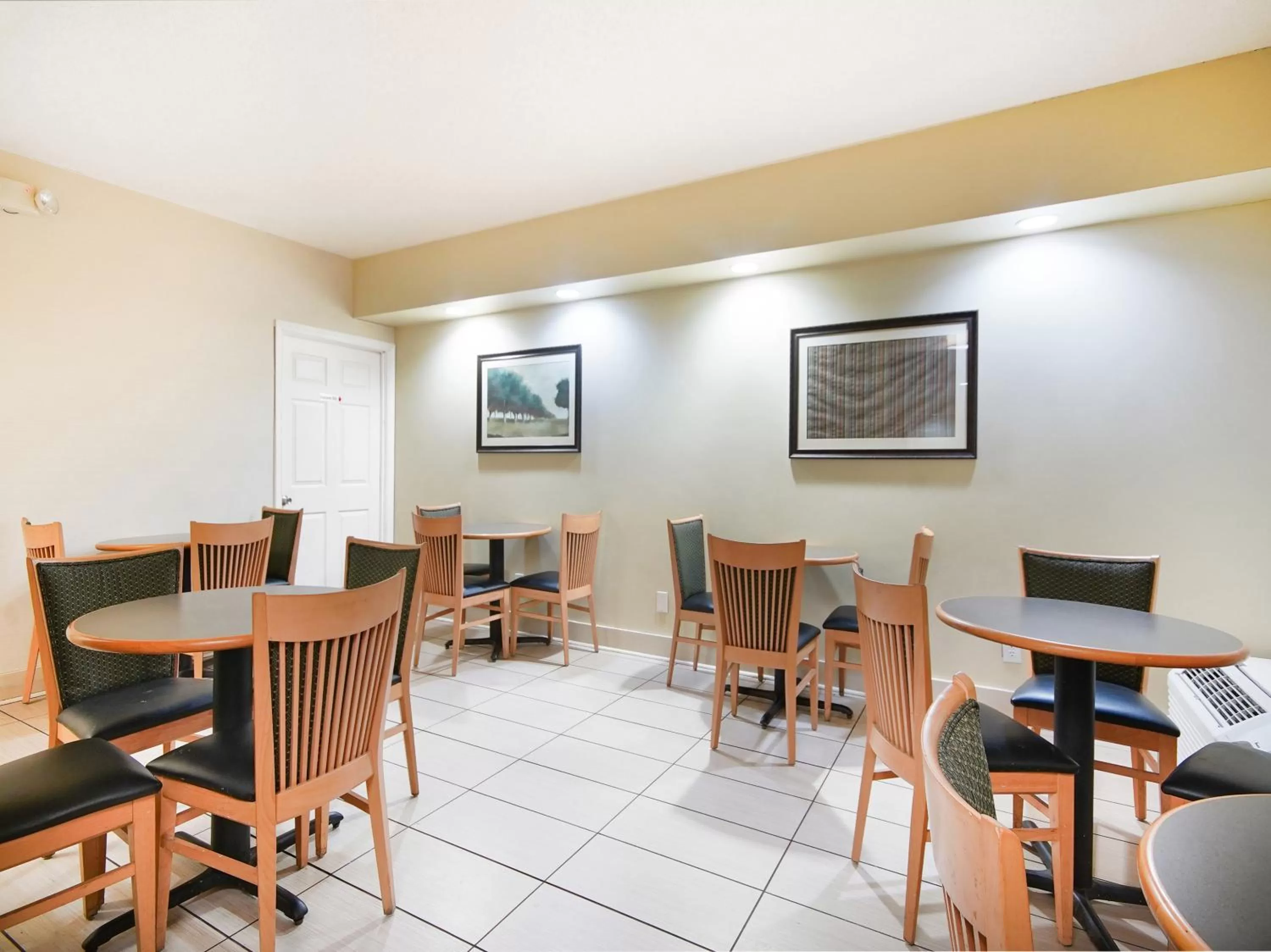 Restaurant/places to eat in Baymont by Wyndham Williamsburg