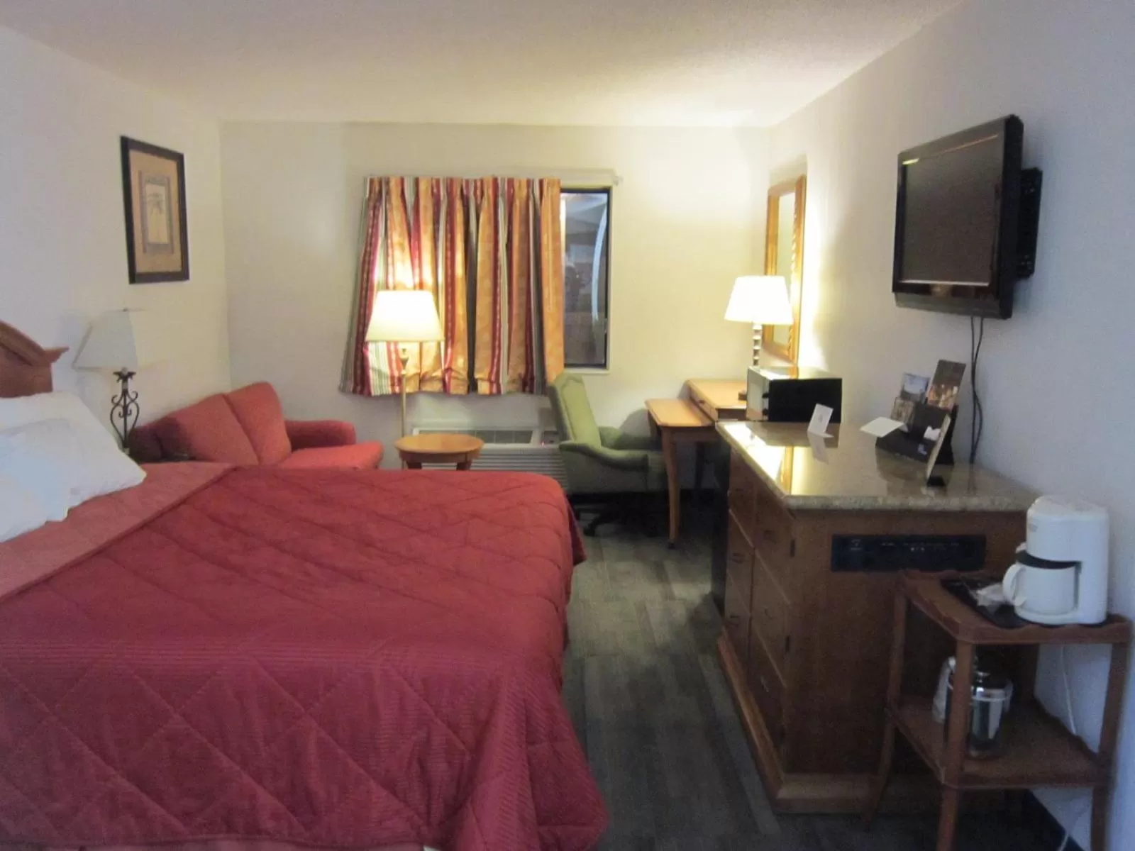 Bedroom, Bed in American Inn and Suites Ionia