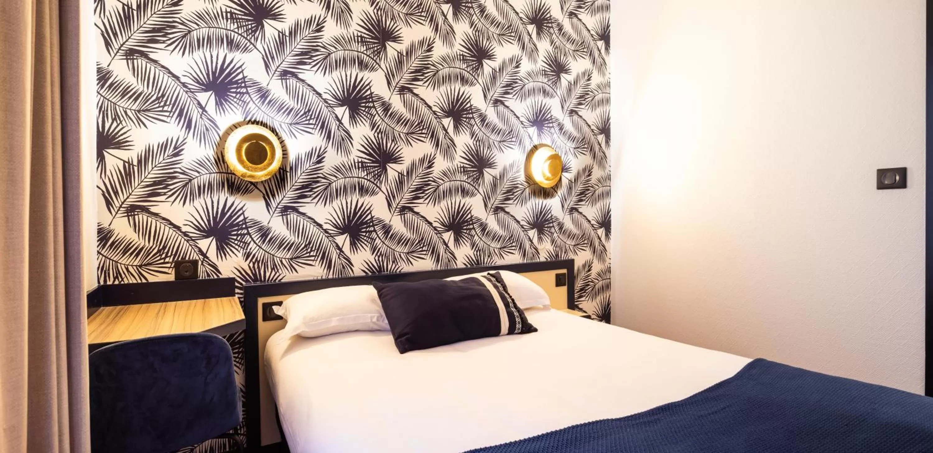 Bed in Hôtel Lanjuinais