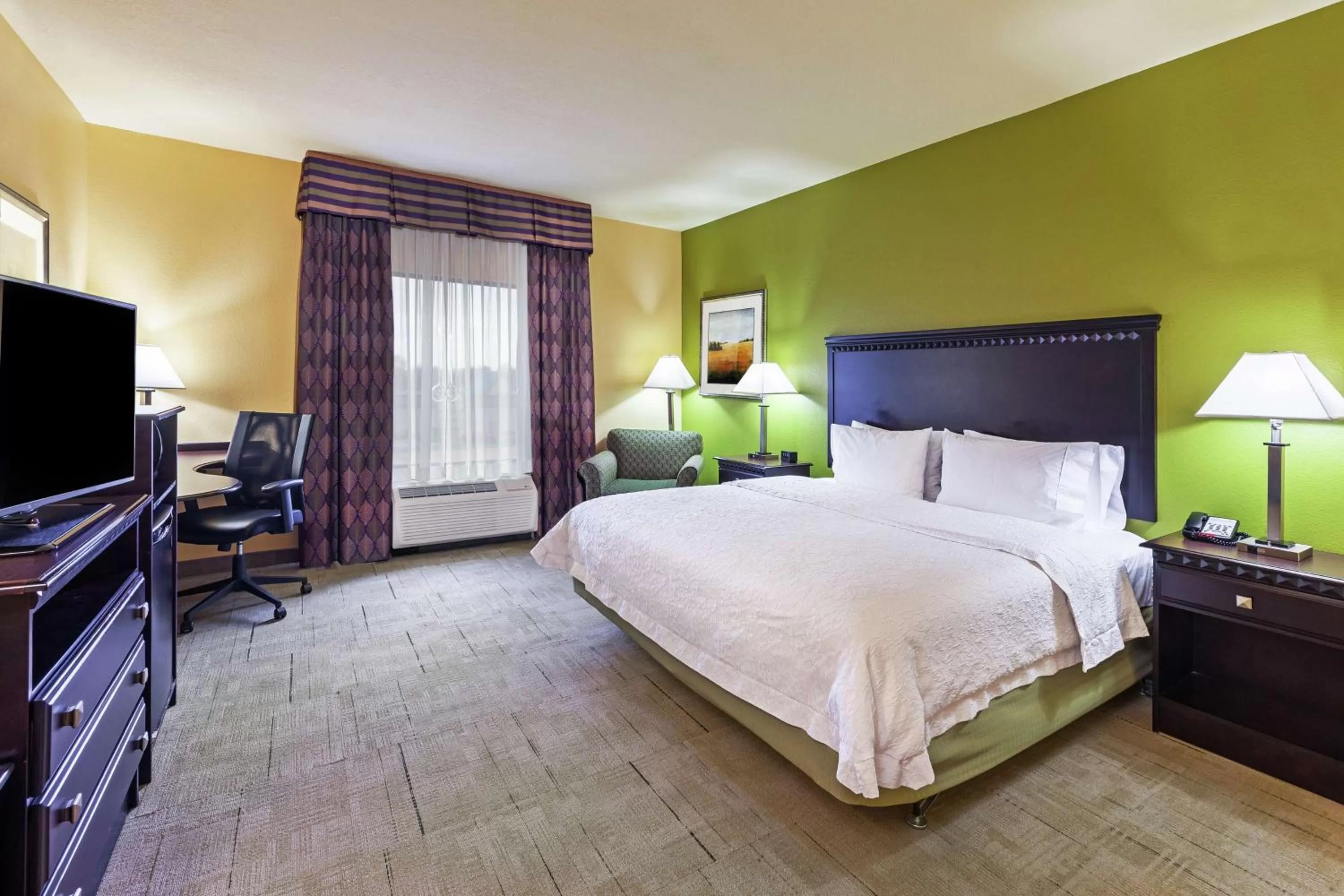 Bedroom, Bed in Hampton Inn & Suites Owasso