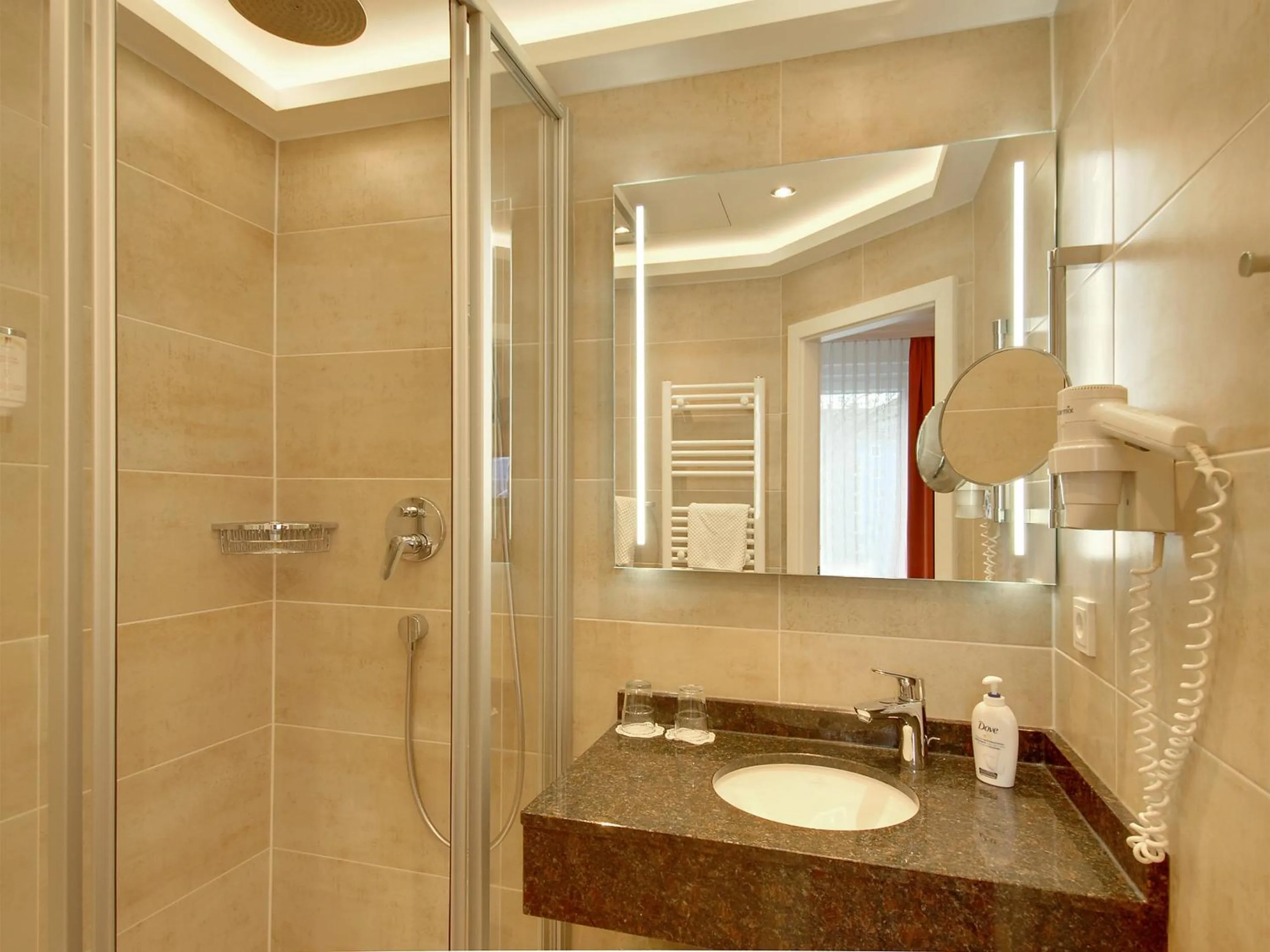 Bathroom in Hotel Kriemhild am Hirschgarten