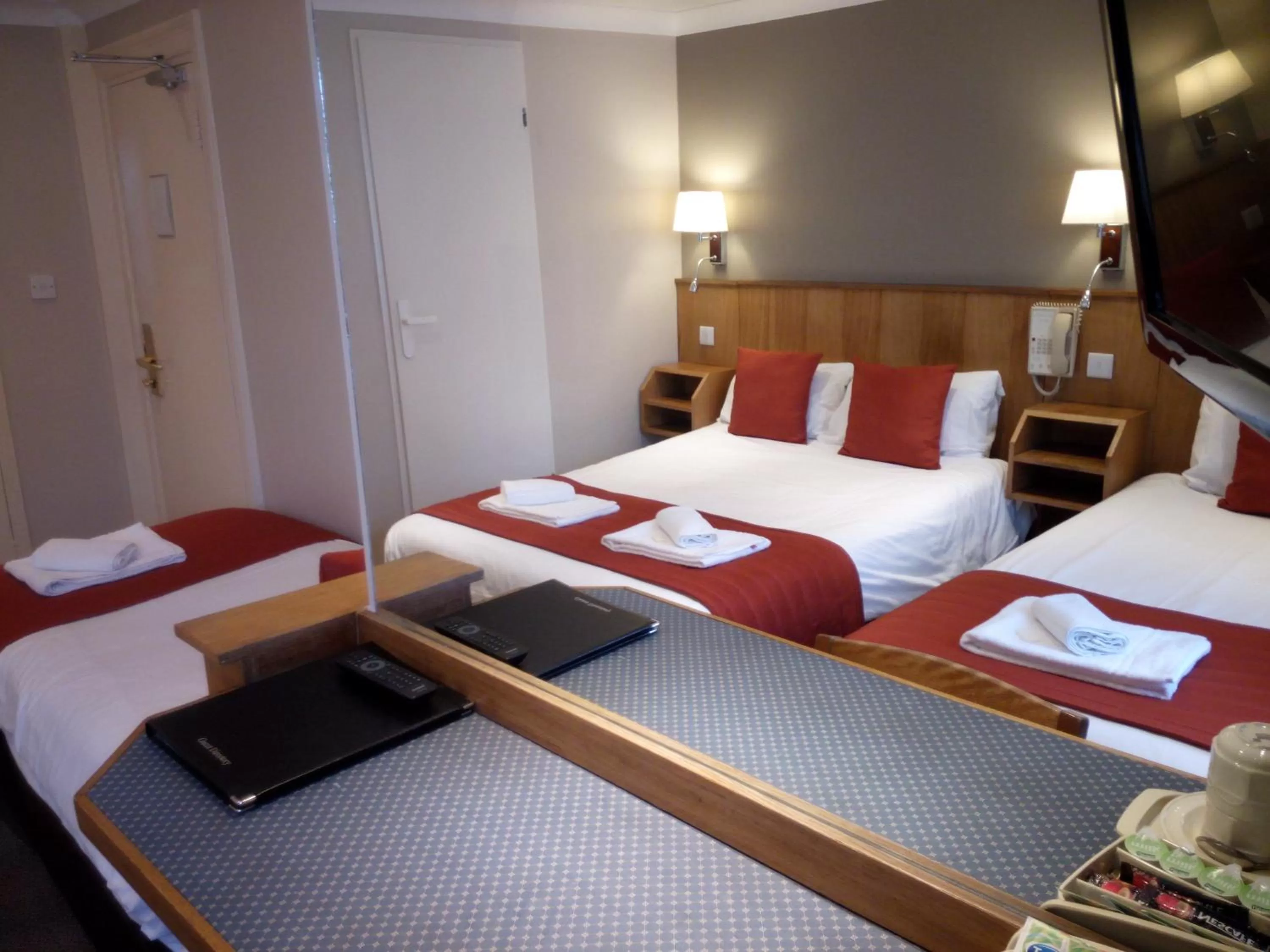 Photo of the whole room, Bed in Columbus Hotel