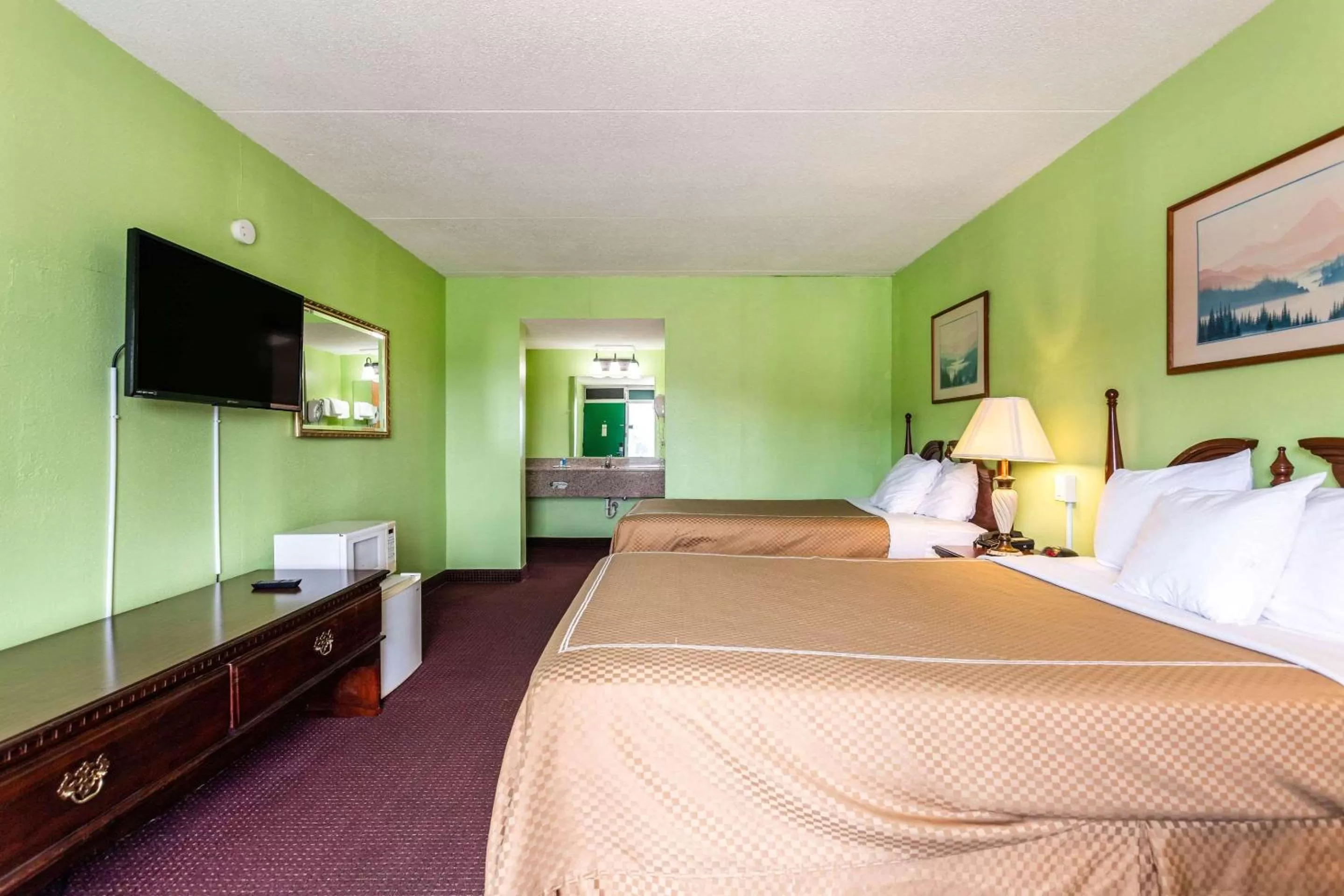 Photo of the whole room, Bed in Rodeway Inn Renfro Valley