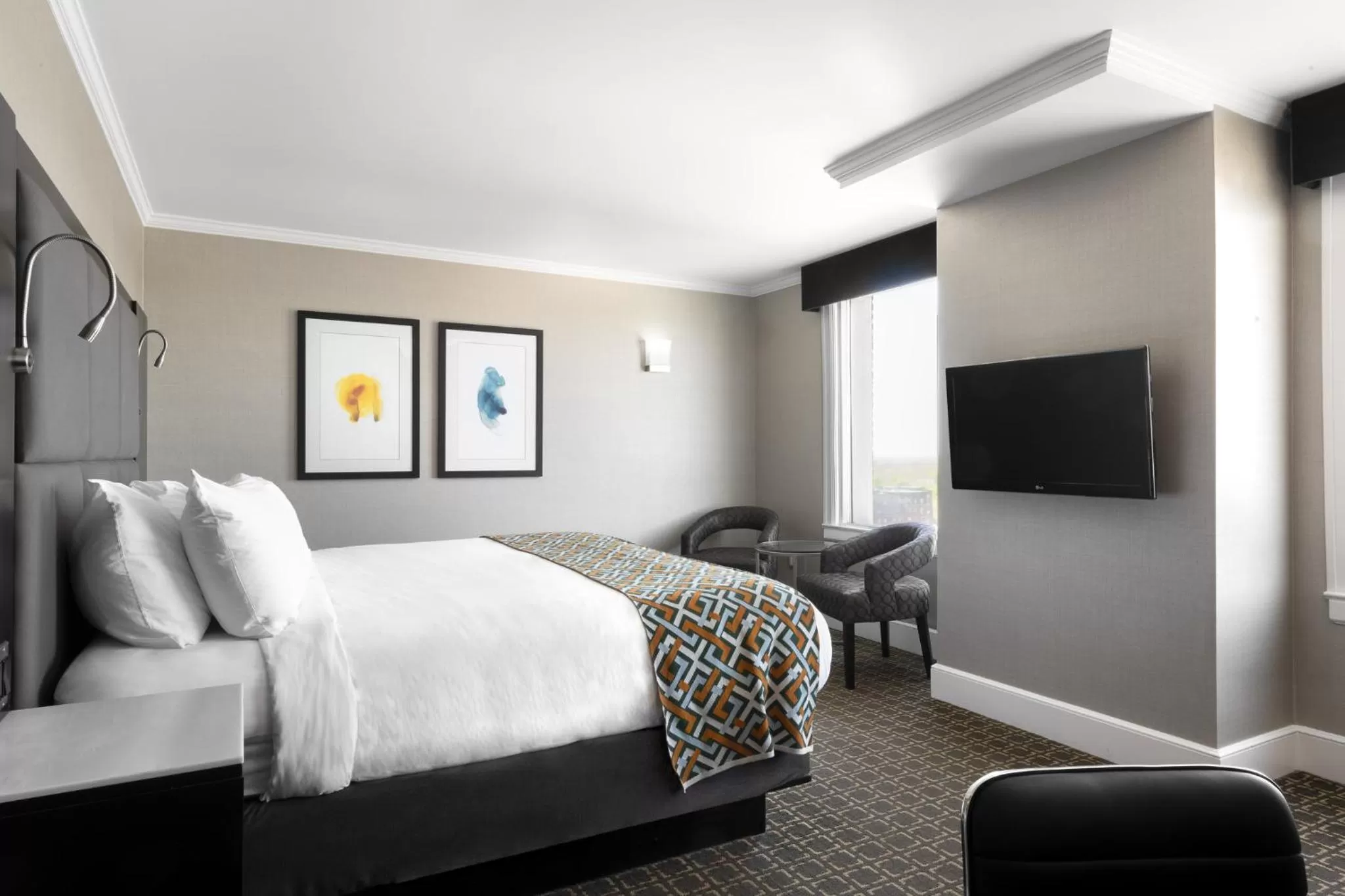 Photo of the whole room, Bed in voco The Tiger Hotel, Columbia, MO by IHG