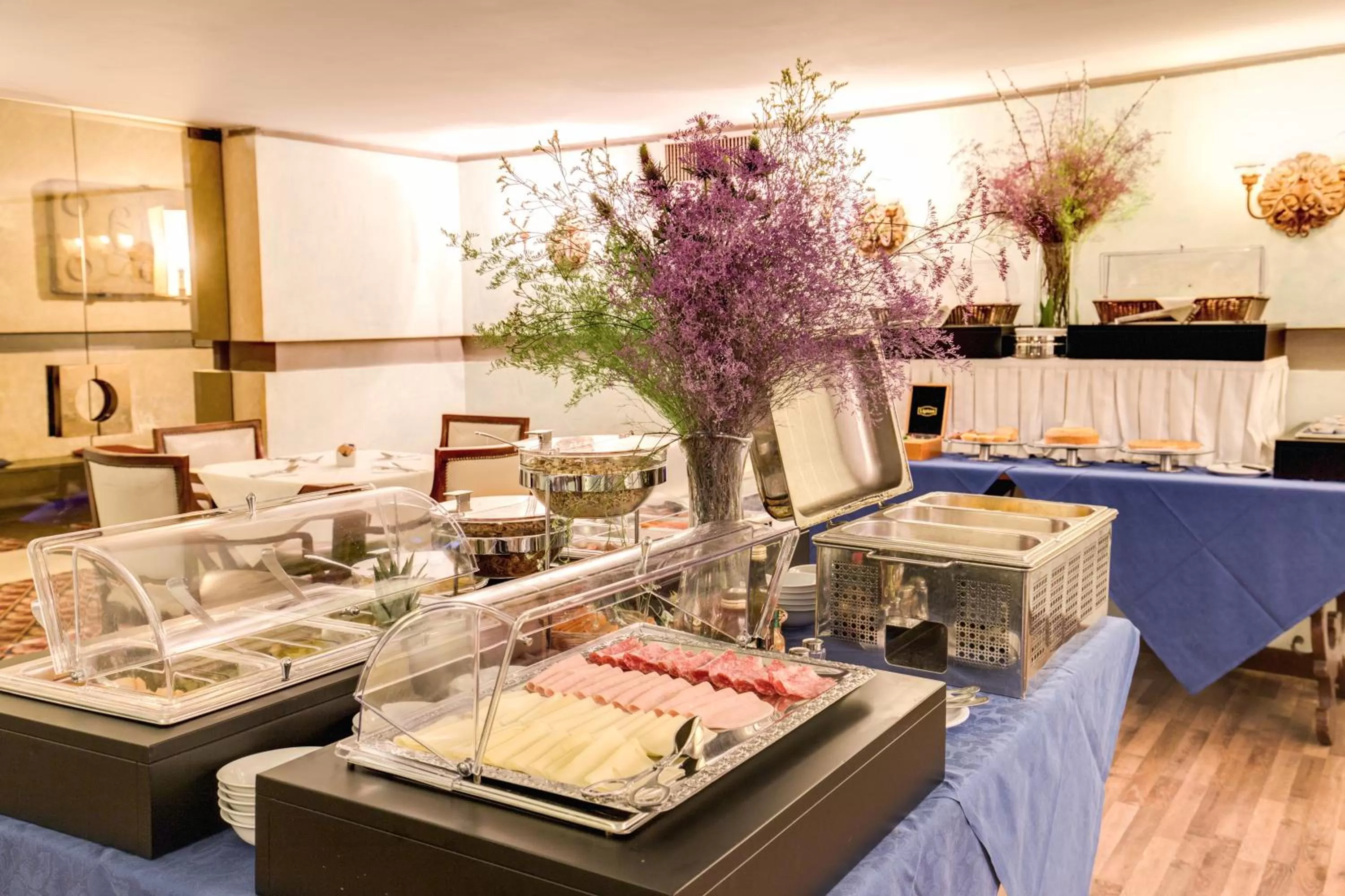 Buffet breakfast in Hotel Croce Di Malta