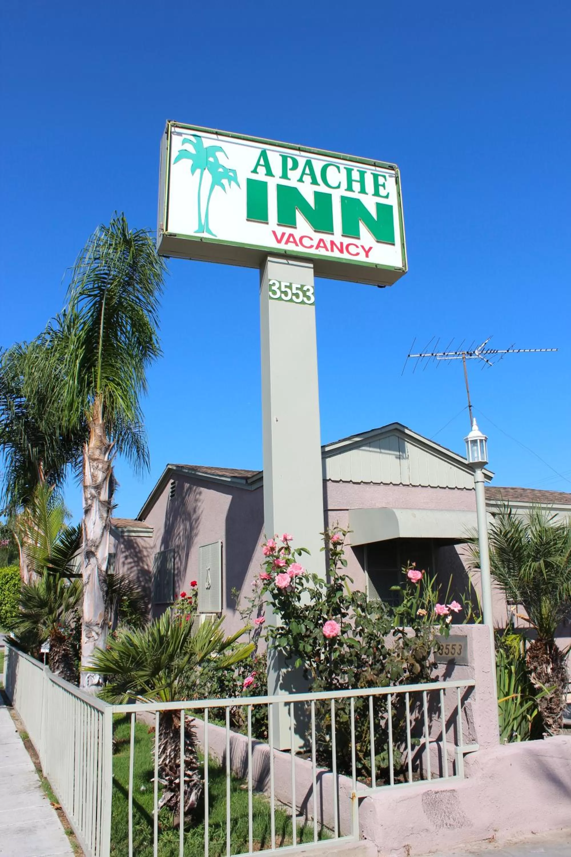 Facade/entrance in Apache Inn