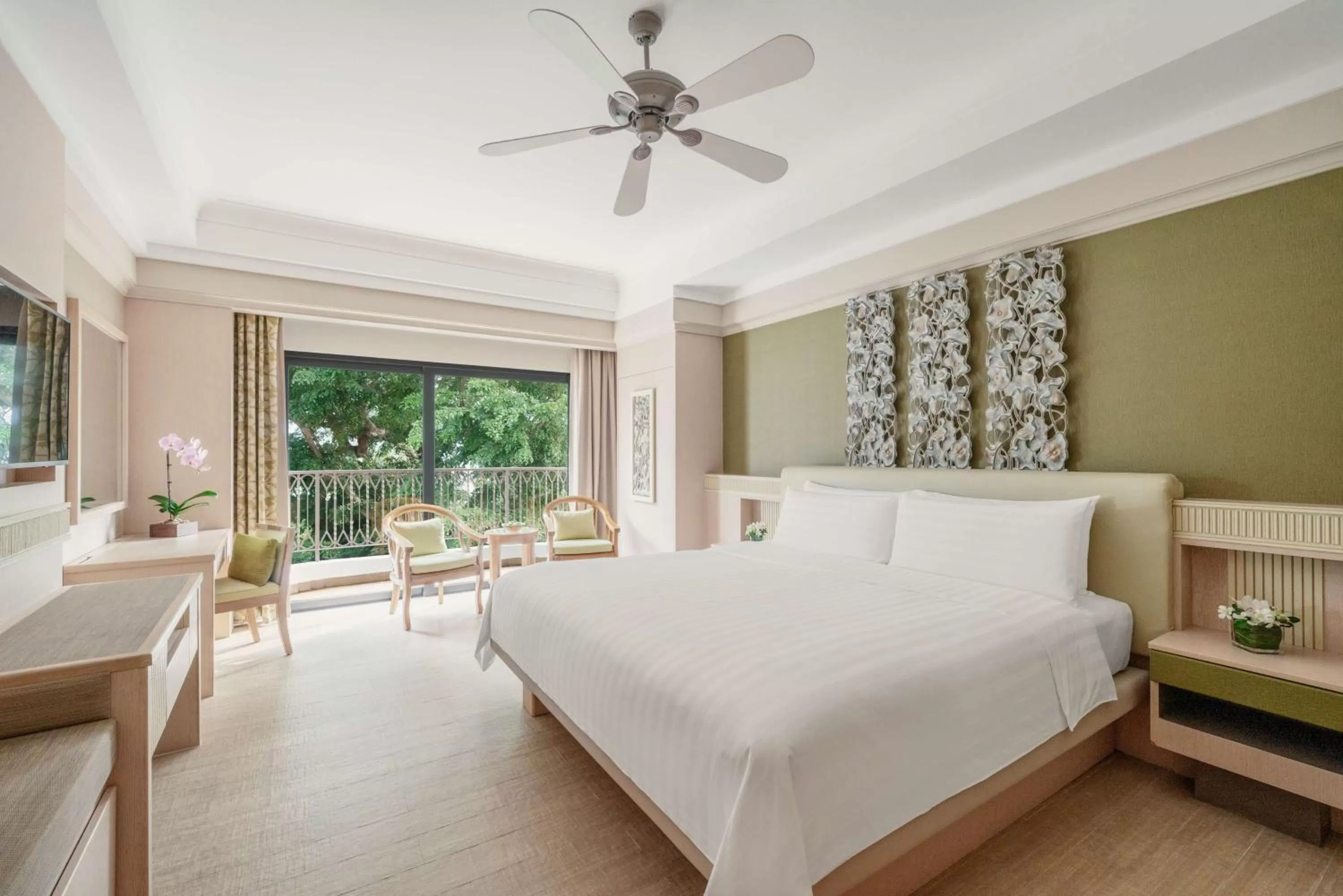 Photo of the whole room, Bed in Shangri-La Rasa Sentosa, Singapore