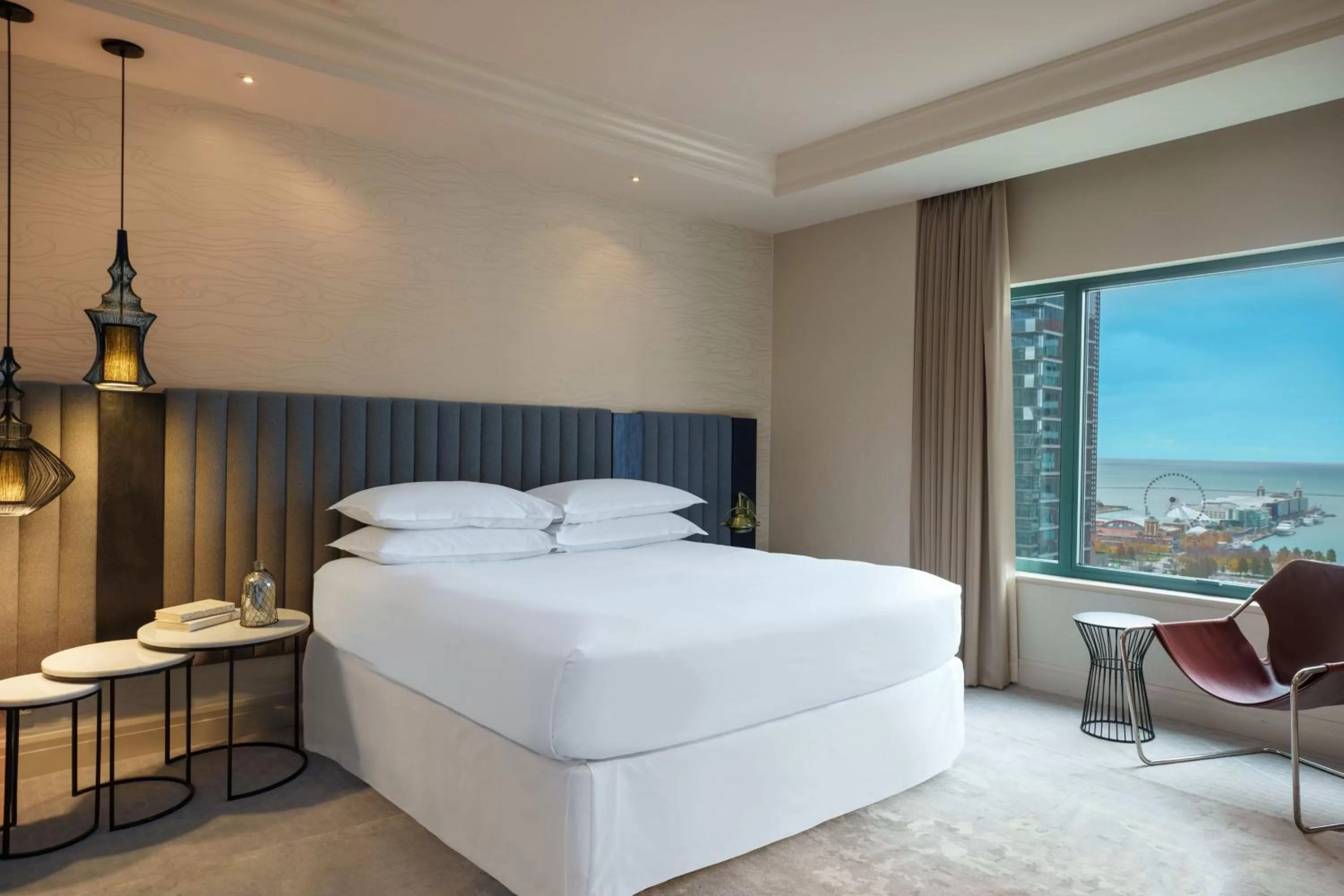 Bedroom, Bed in Sheraton Grand Chicago Riverwalk