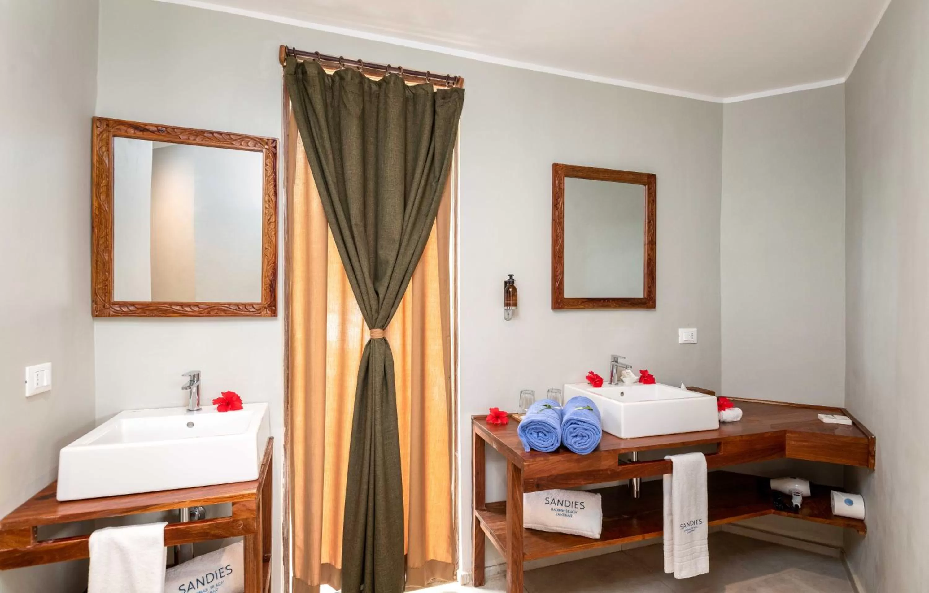 Bathroom, Bed in Sandies Baobab Beach Zanzibar