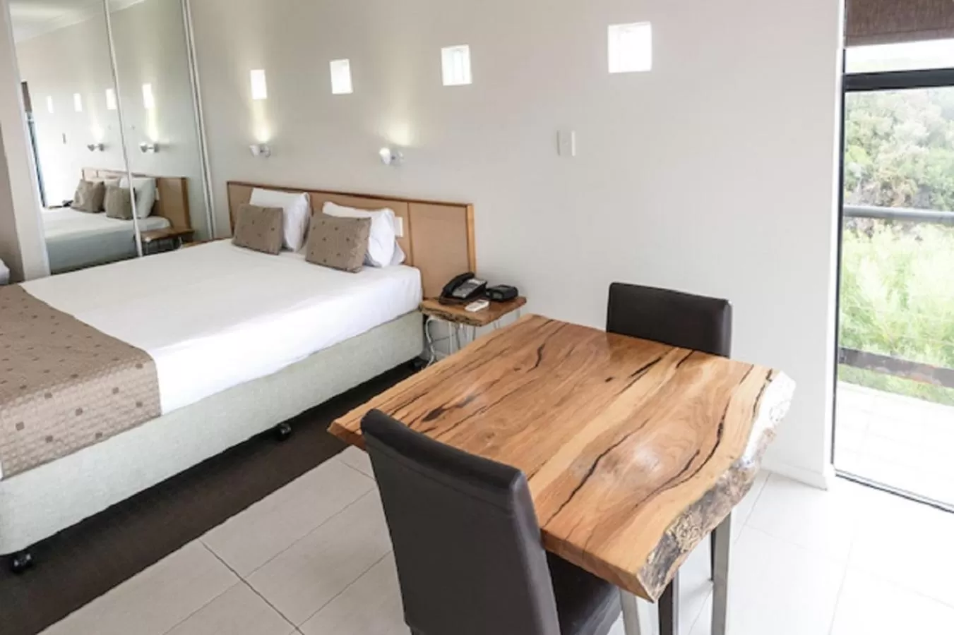 Kitchen or kitchenette, Bed in Margarets Beach Resort