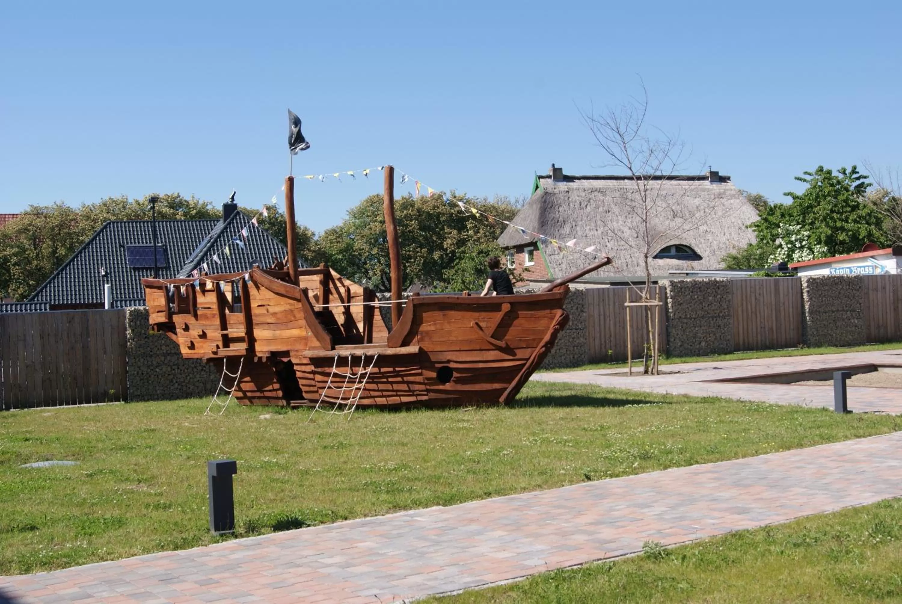 Facade/entrance, Garden in Strandhotel Dranske