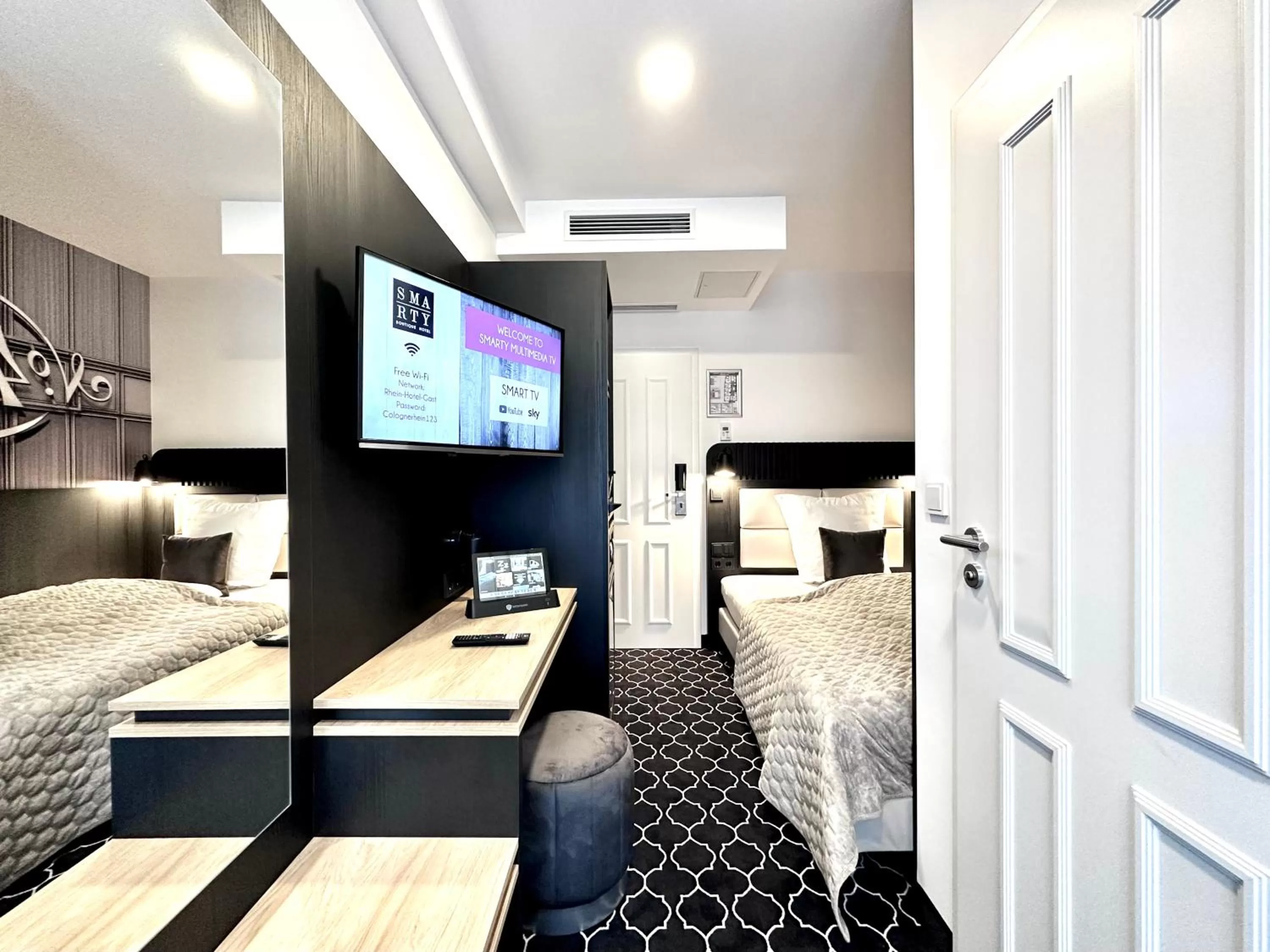 TV and multimedia, Bed in Rhein Hotel St. Martin