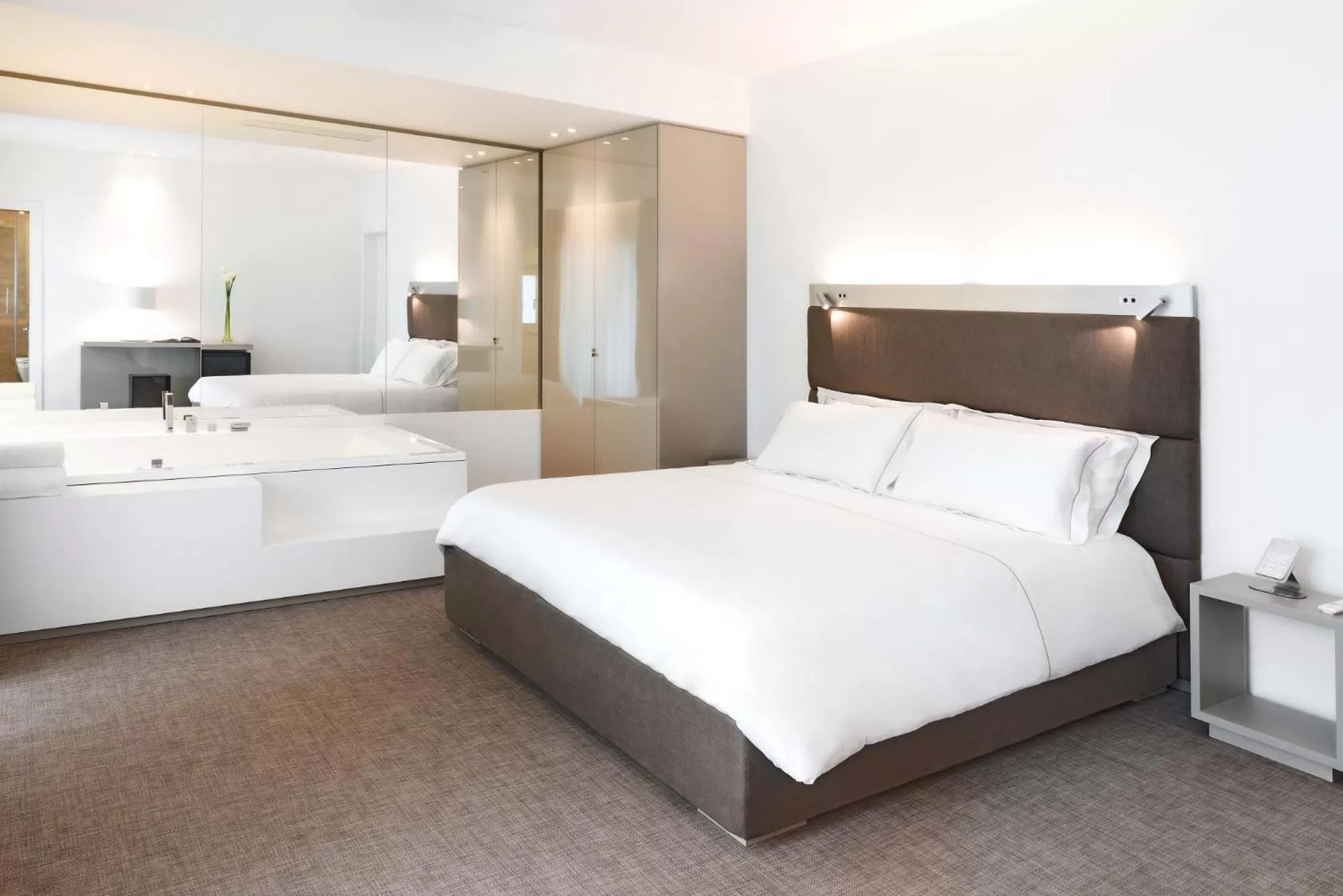 Hot Tub, Bed in Dilman Luxury Stay