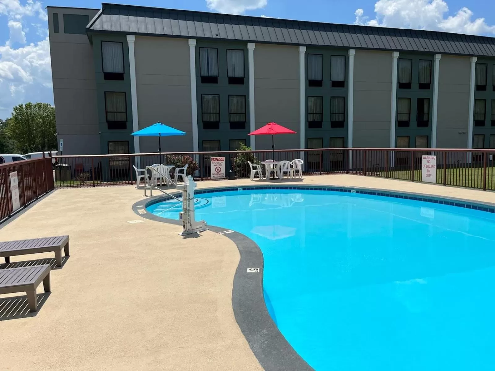 Swimming pool in Quality Inn & Suites Lexington South