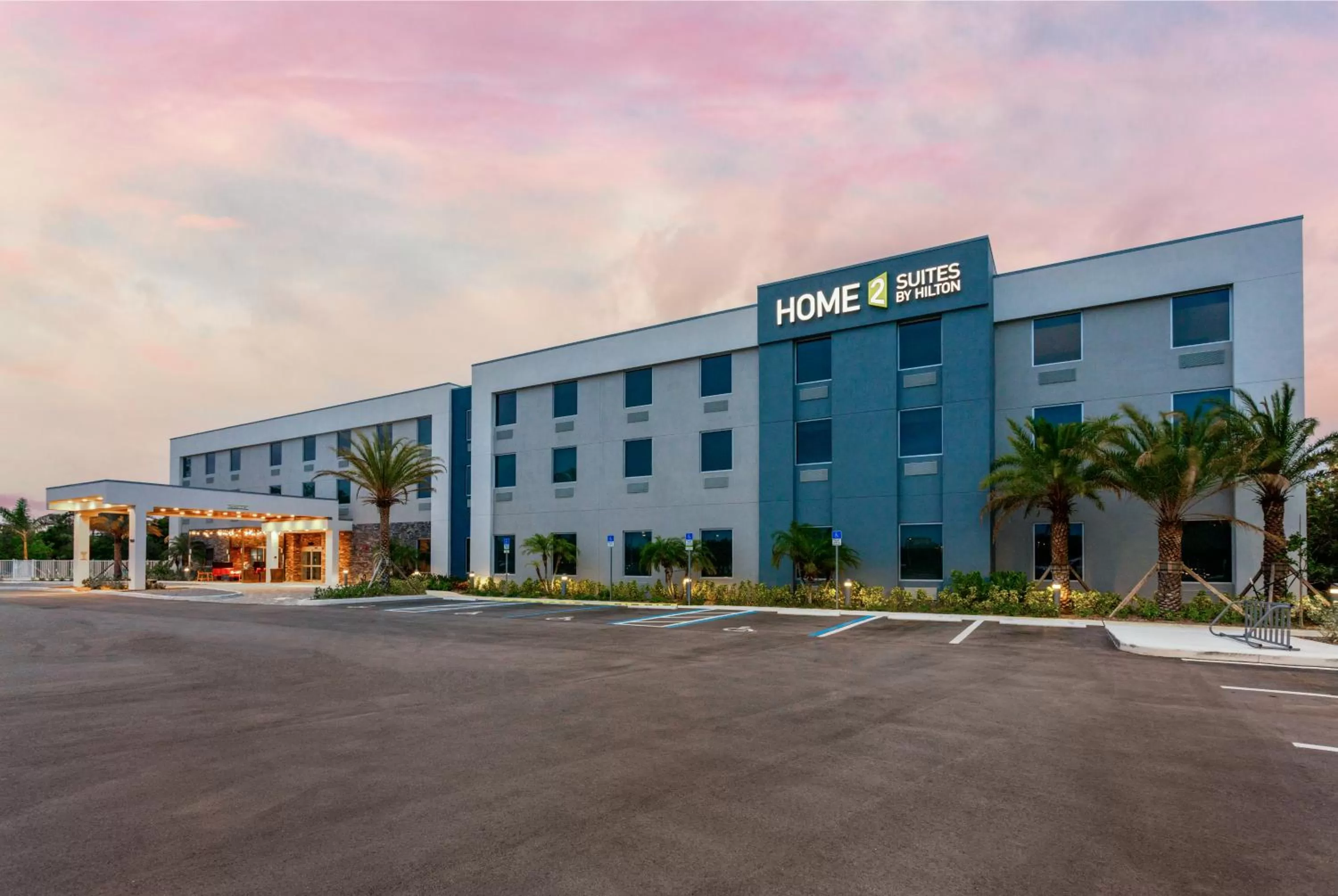 Property building in Home2 Suites By Hilton Vero Beach I-95