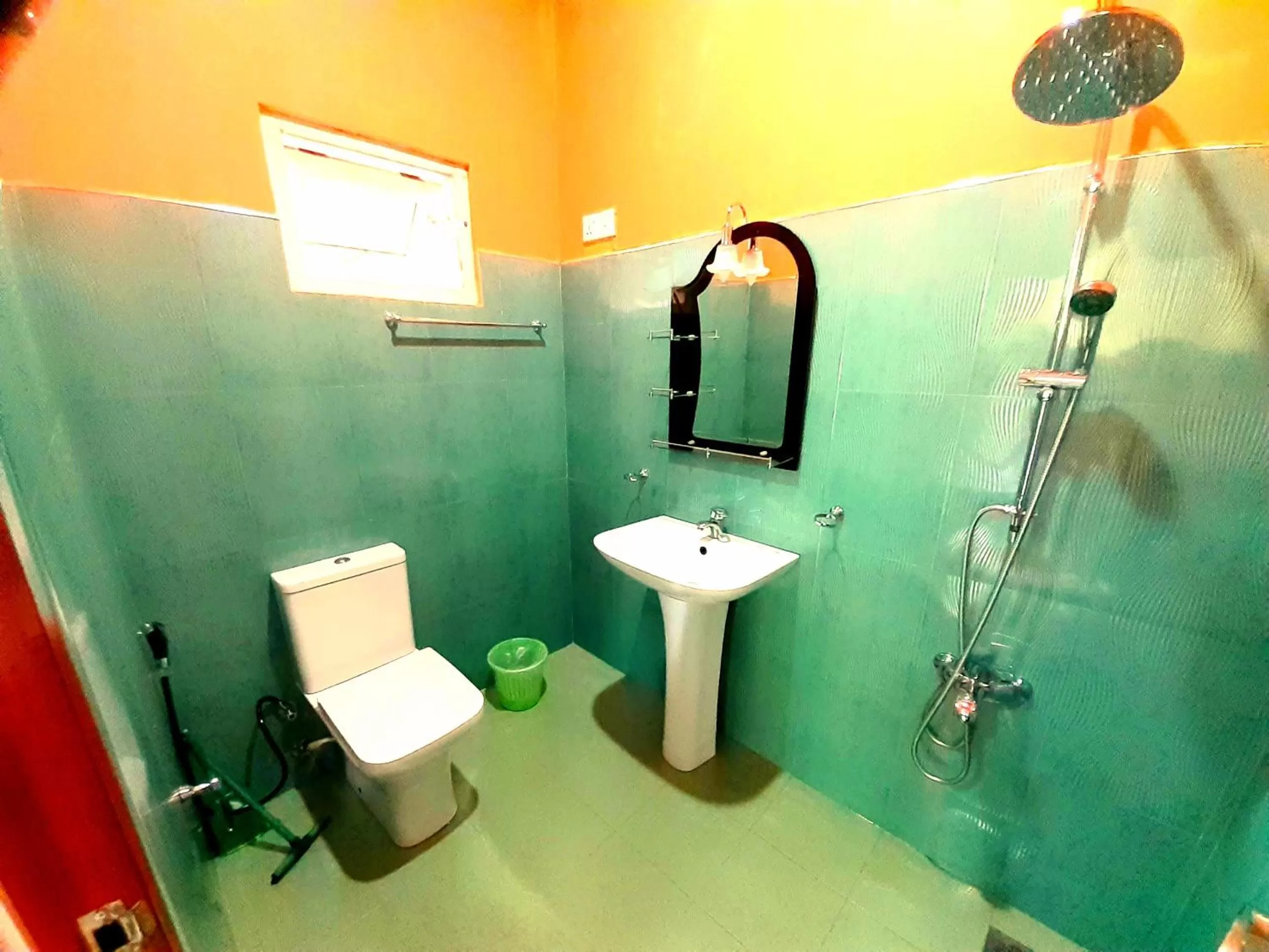 Bathroom in Green Lantern Inn