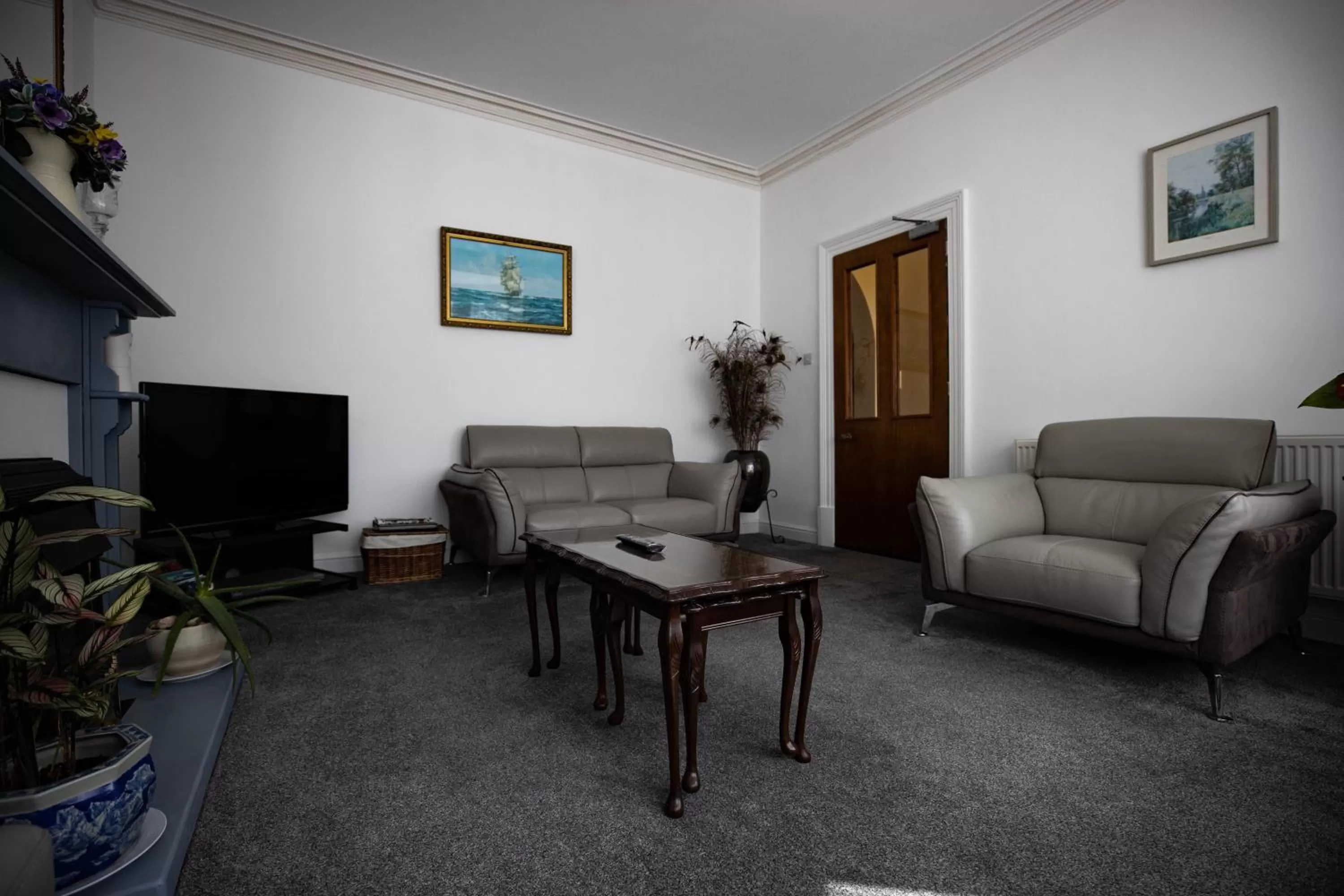 Communal lounge/ TV room in Claremont Guesthouse