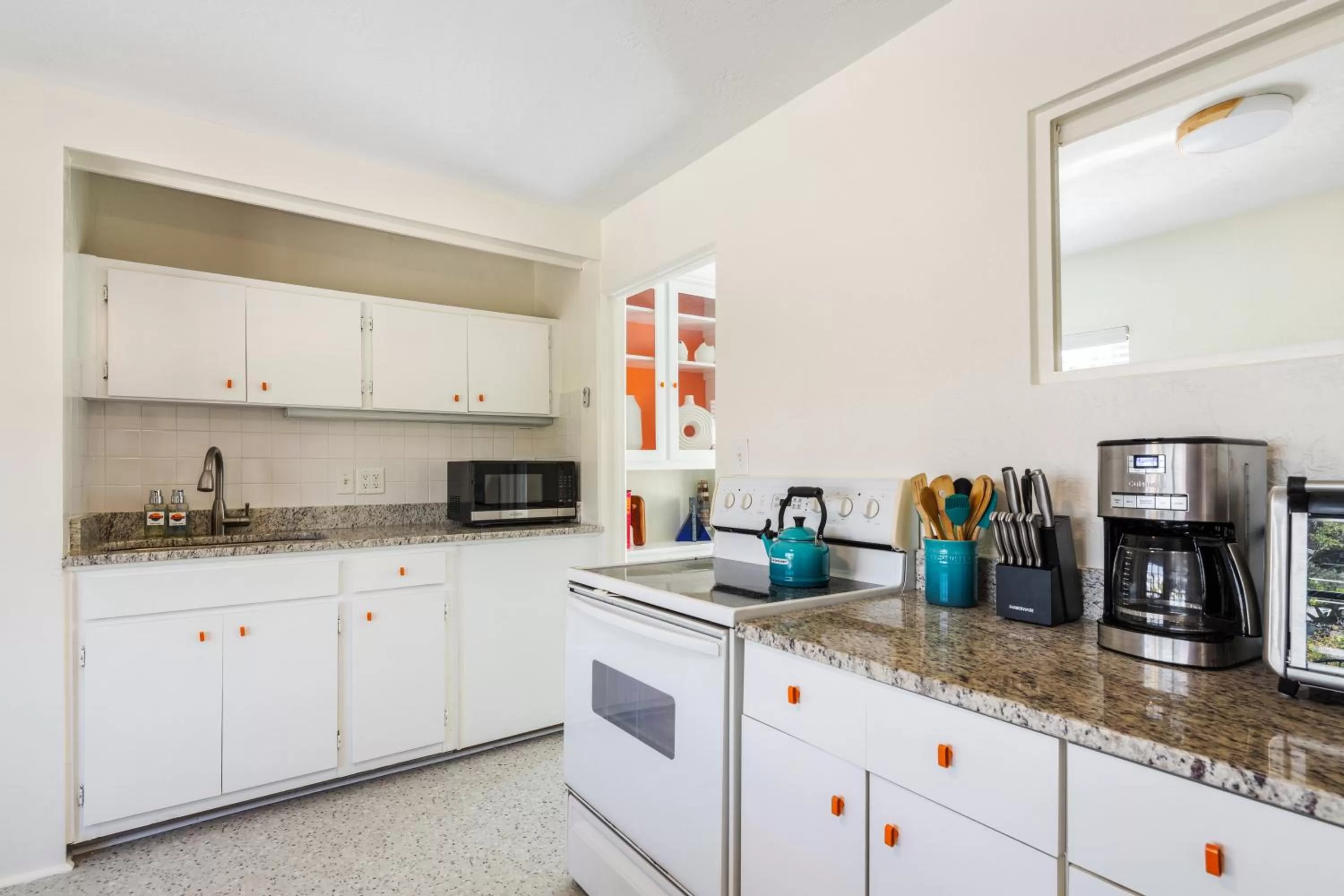 Kitchen or kitchenette in Sunset Inn and Cottages