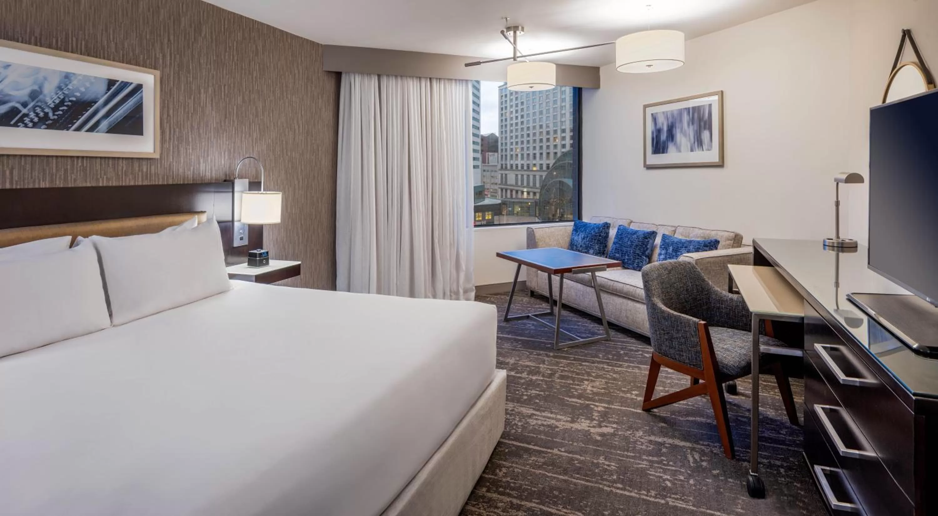 Photo of the whole room, Bed in Hyatt Regency Indianapolis