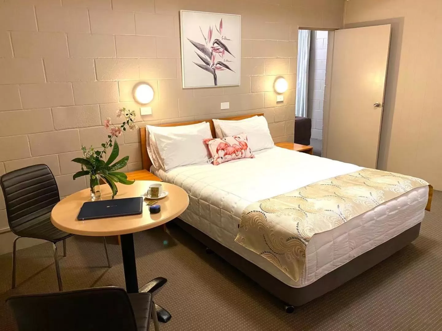 Photo of the whole room, Bed in Apollo Motel Parkes