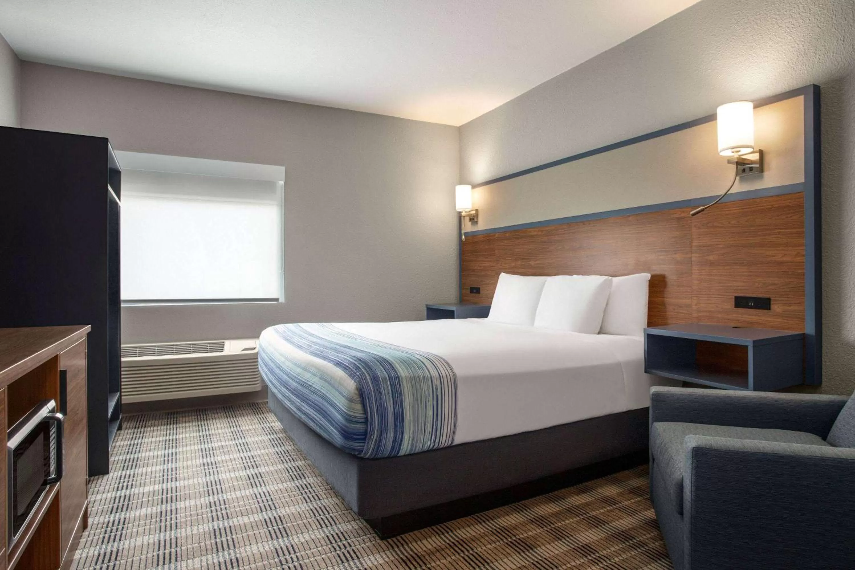 Photo of the whole room, Bed in AmericInn by Wyndham Branson & Conference Center