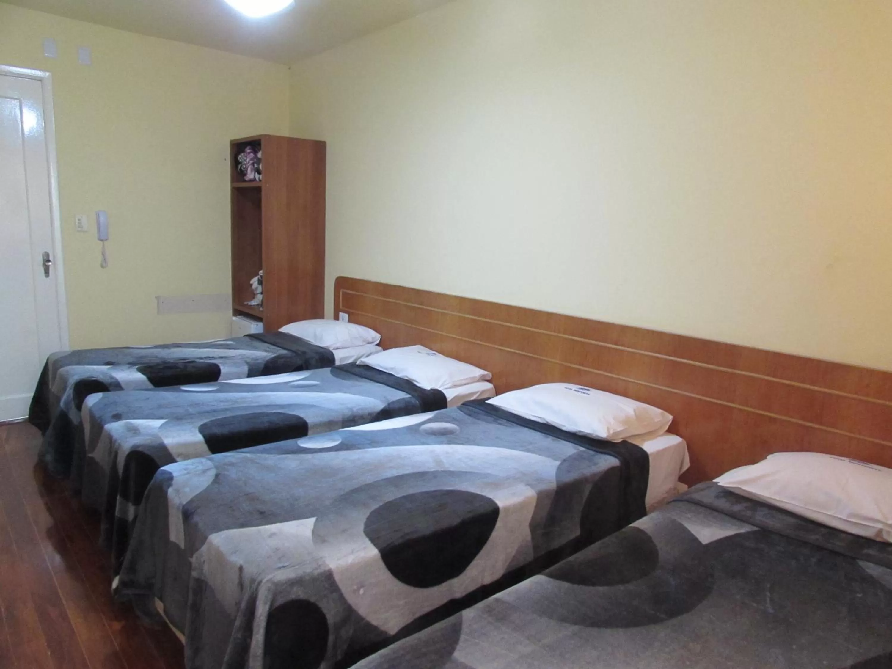 Bed in Hotel Monteneve a 2 minutos do Bom Retiro, a 8 minutos da 25 de Março a 100 metros da estação de trem para Aeroporto Internacional de Guarulhos