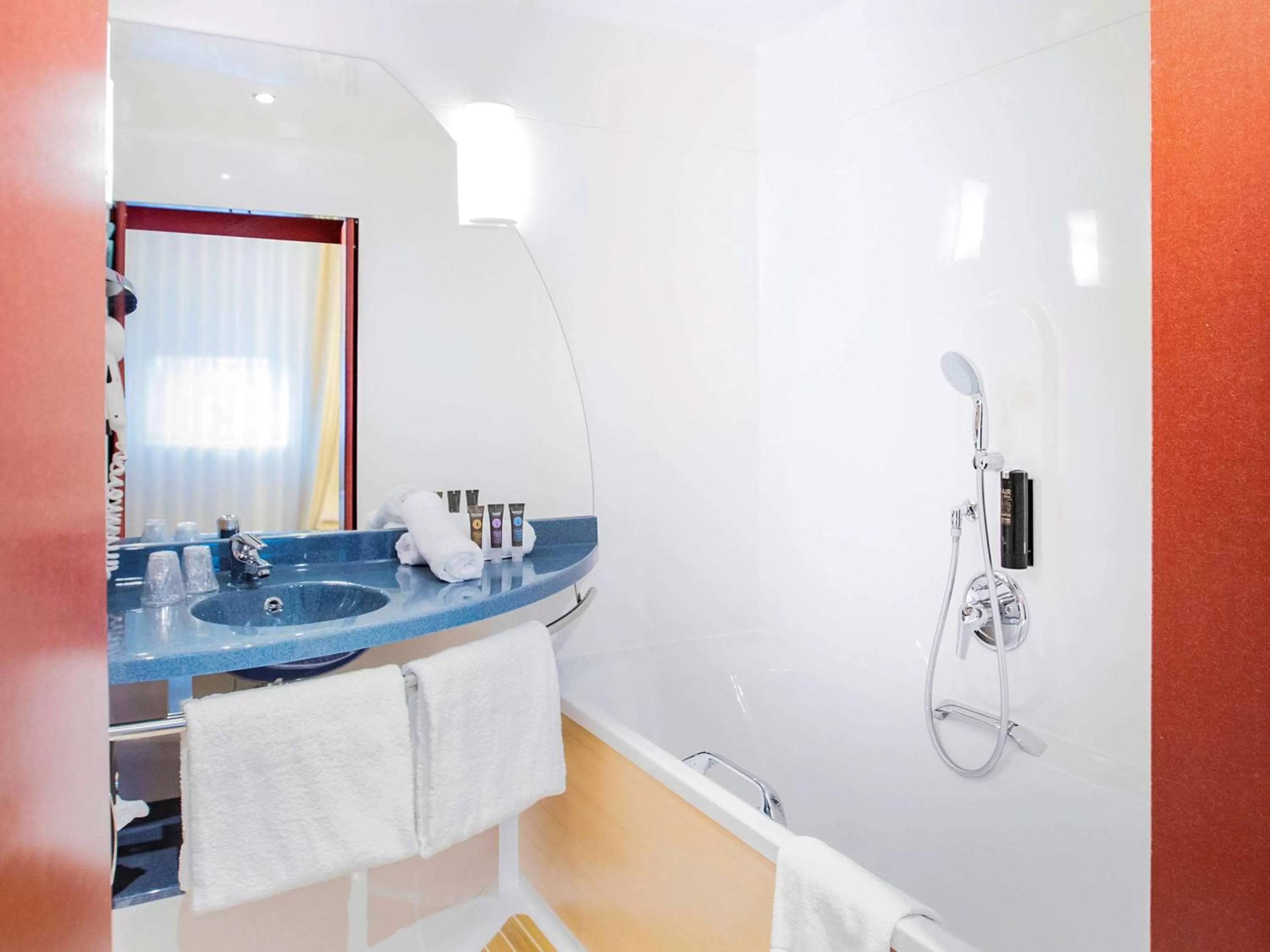 Photo of the whole room in Novotel Suites Genève Aéroport